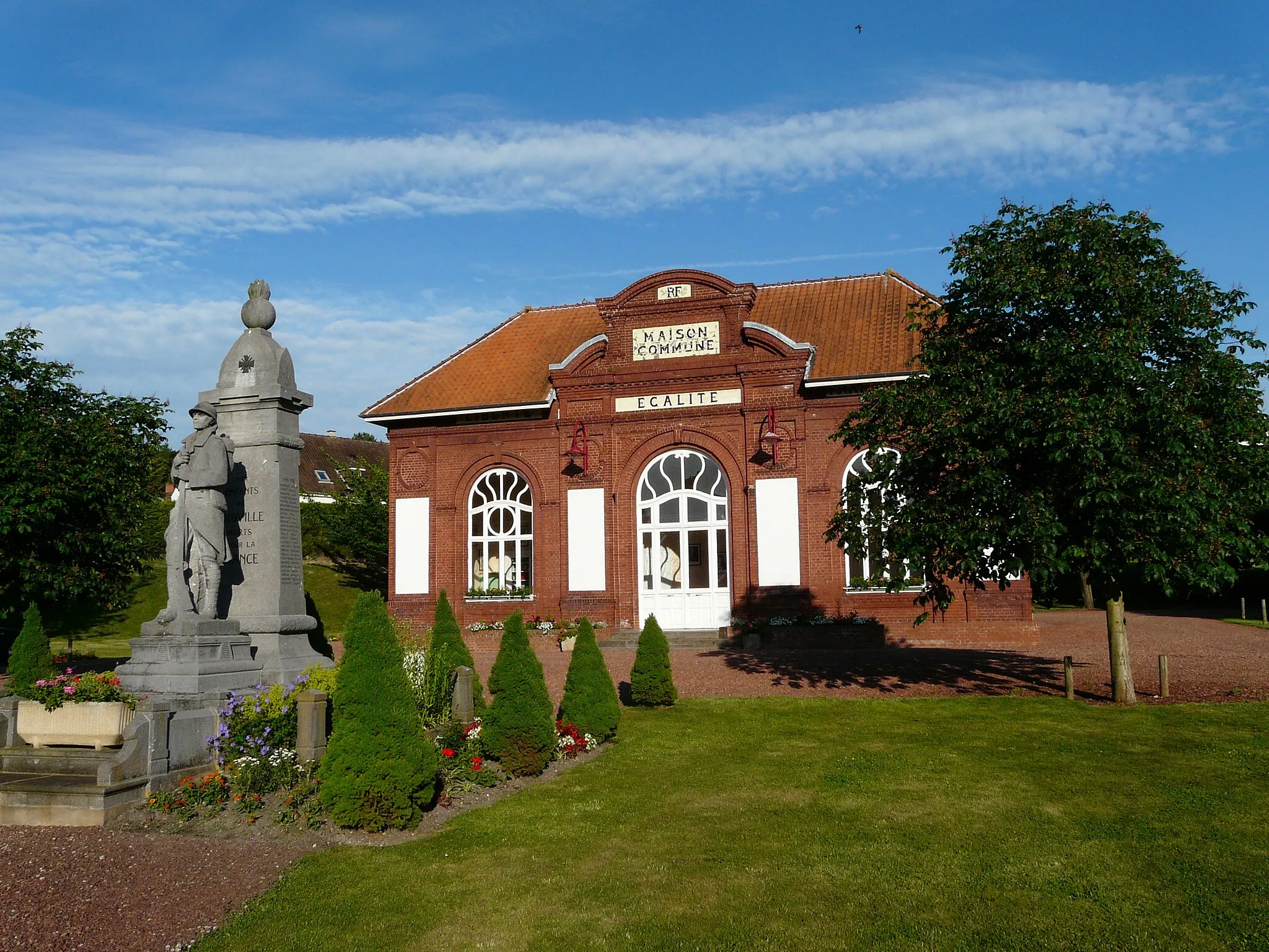 Photo showing: The town hall and WWI memorial in Proville (dept of Nord, France)