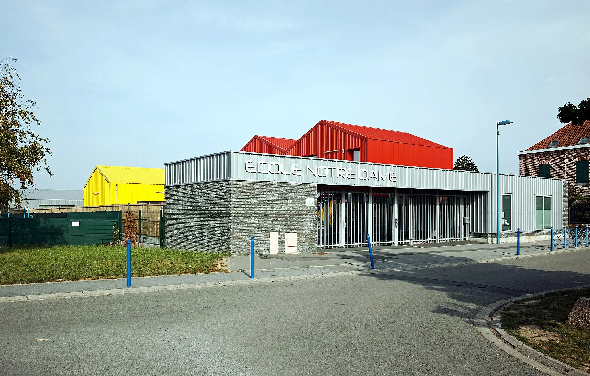 Photo showing: The Notre-Dame School, Rue du Cimetière, in Provin.