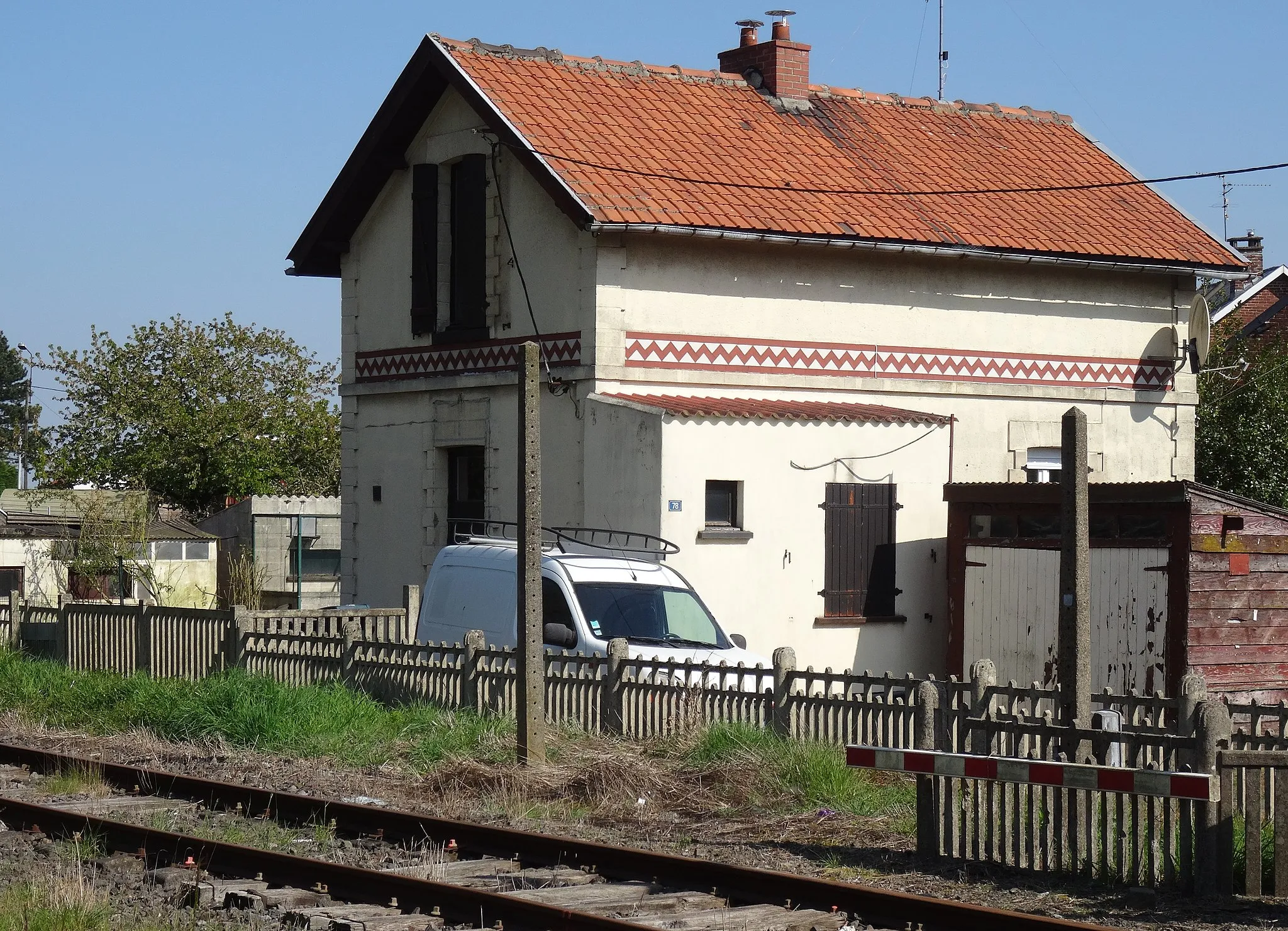 Photo showing: État de la section de Saulve à Blanc-Misseron de la ligne de Douai à Blanc-Misseron au 16 avril 2014. Reportage réalisé pour une prospective sur l'utilisation de cette section pour un service entre Calonne-Ricouart et Quiévrain (Belgique) via Béthune, Lens, Douai et Valenciennes dans le cadre d'une dorsale traversant le bassin minier du Nord-Pas-de-Calais sur une centaine de kilomètres.