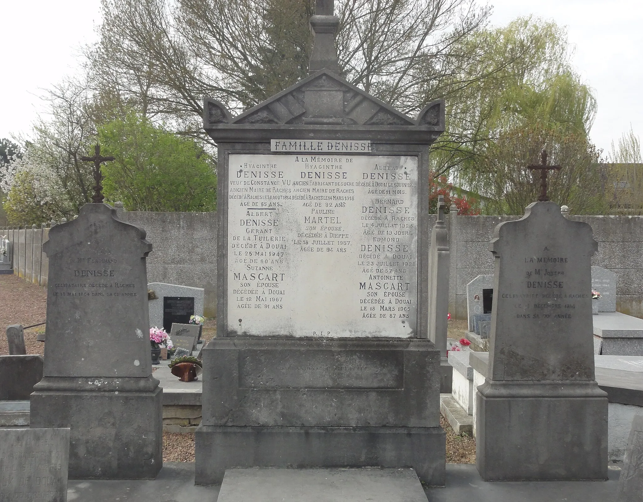 Photo showing: Depicted place: Cimetière de l'église Saint-Léonard de Râches

Grave of Q62981953 and Q62981958