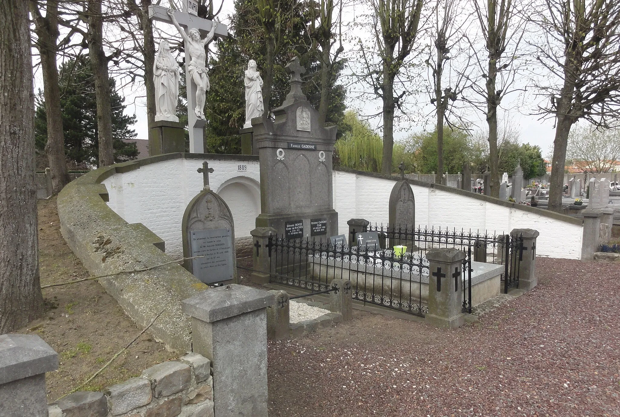 Photo showing: Depicted place: Cimetière de l'église Saint-Léonard de Râches