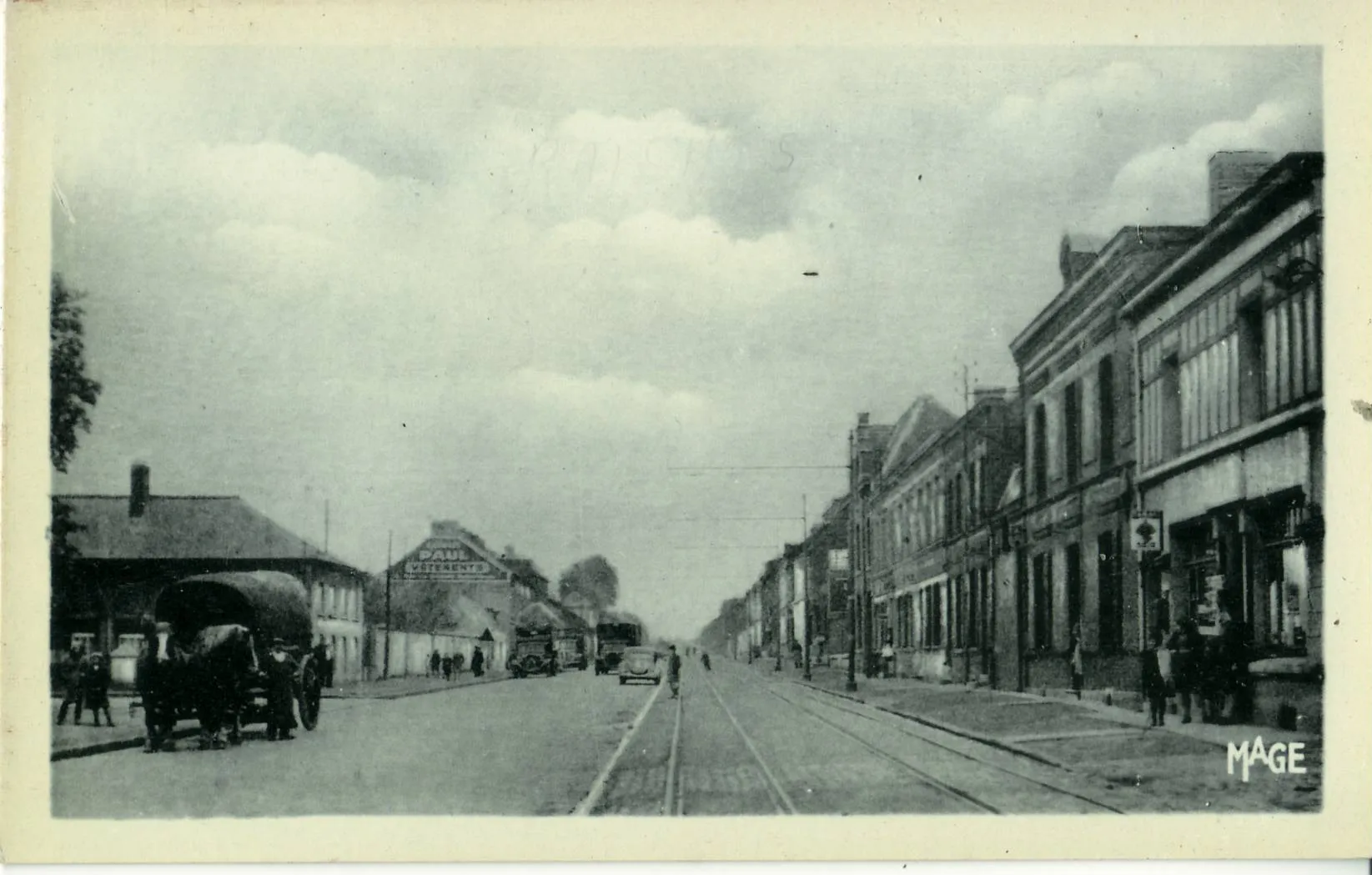 Photo showing: carte postale ancienne éditée par MAGE RAISMES - Rue Henri Durre Vue au premier plan de la plate-forme de l'ancien tramway de Valenciennes