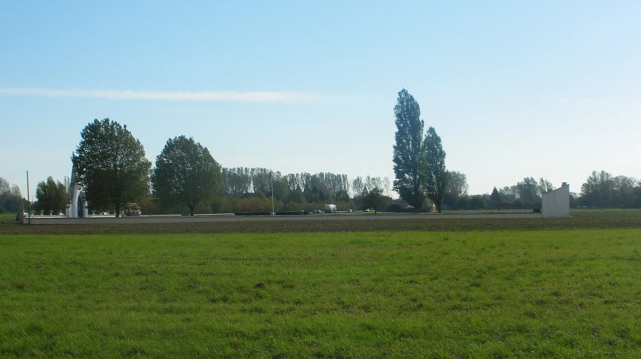 Photo showing: Vue latérale du cimetière militaire portugais de Richebourg.