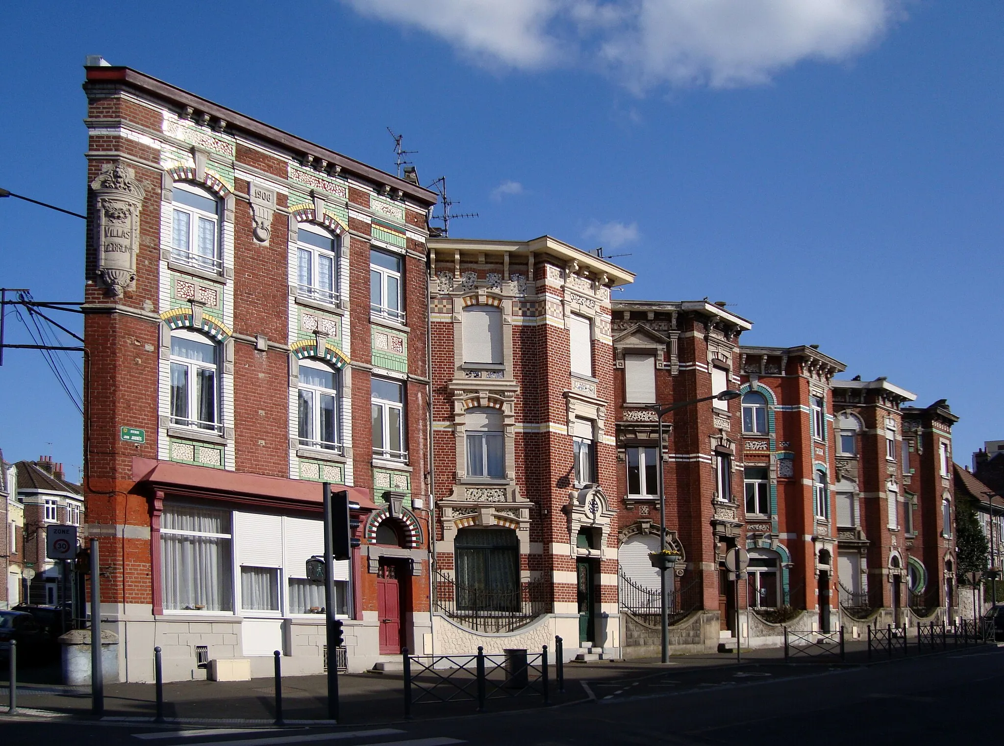 Photo showing: Les villas Lebrun à Ronchin (Nord). Toutes différentes et placée en épi sur rue, elles sont parfois surnommées «les maisons du fou».