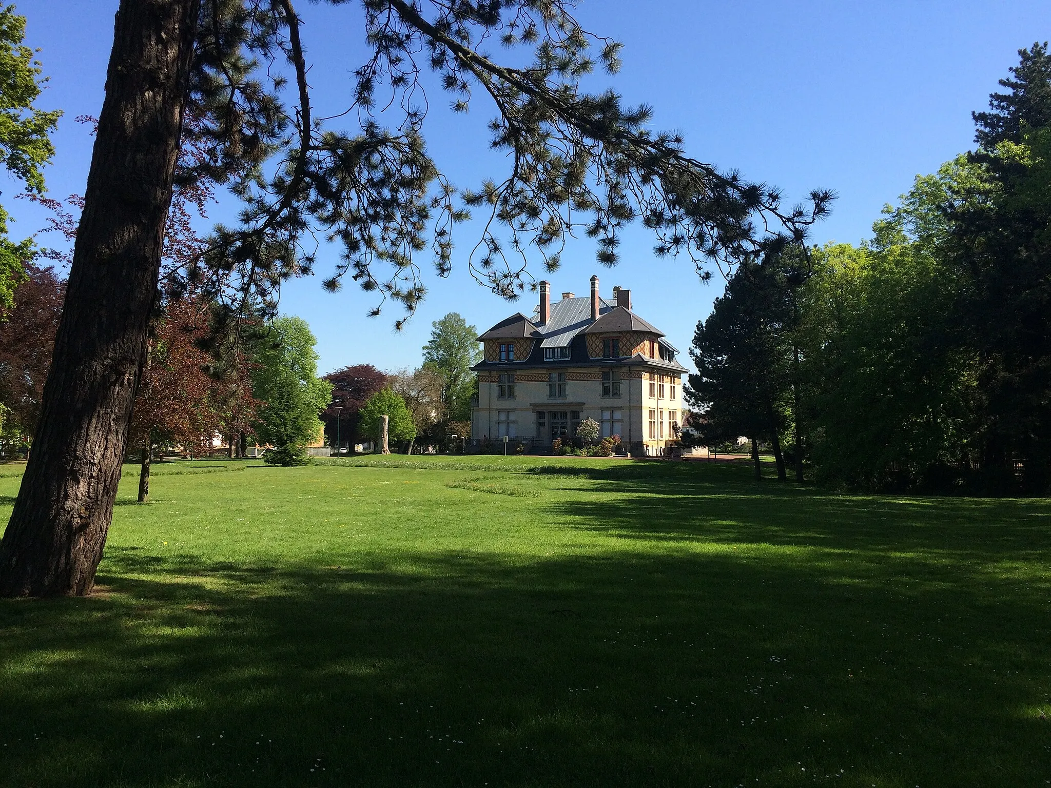 Photo showing: Façade de l'école de musique depuis le parc