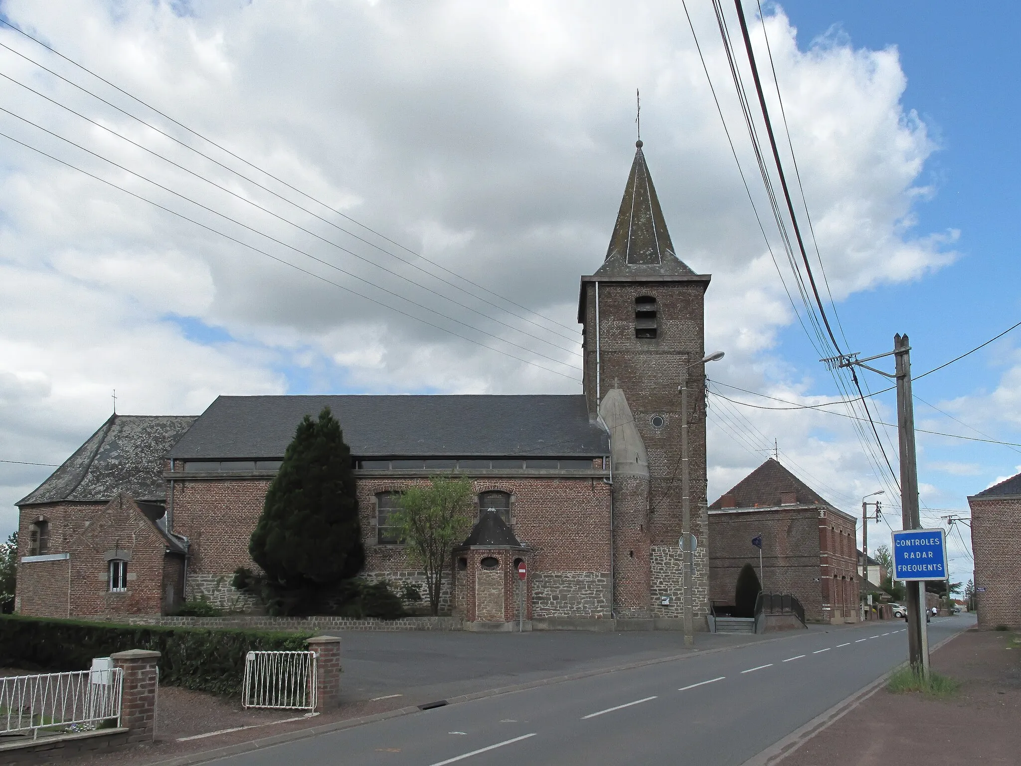 Photo showing: Rosult, church (l'église Saint-Nicolas) in the street