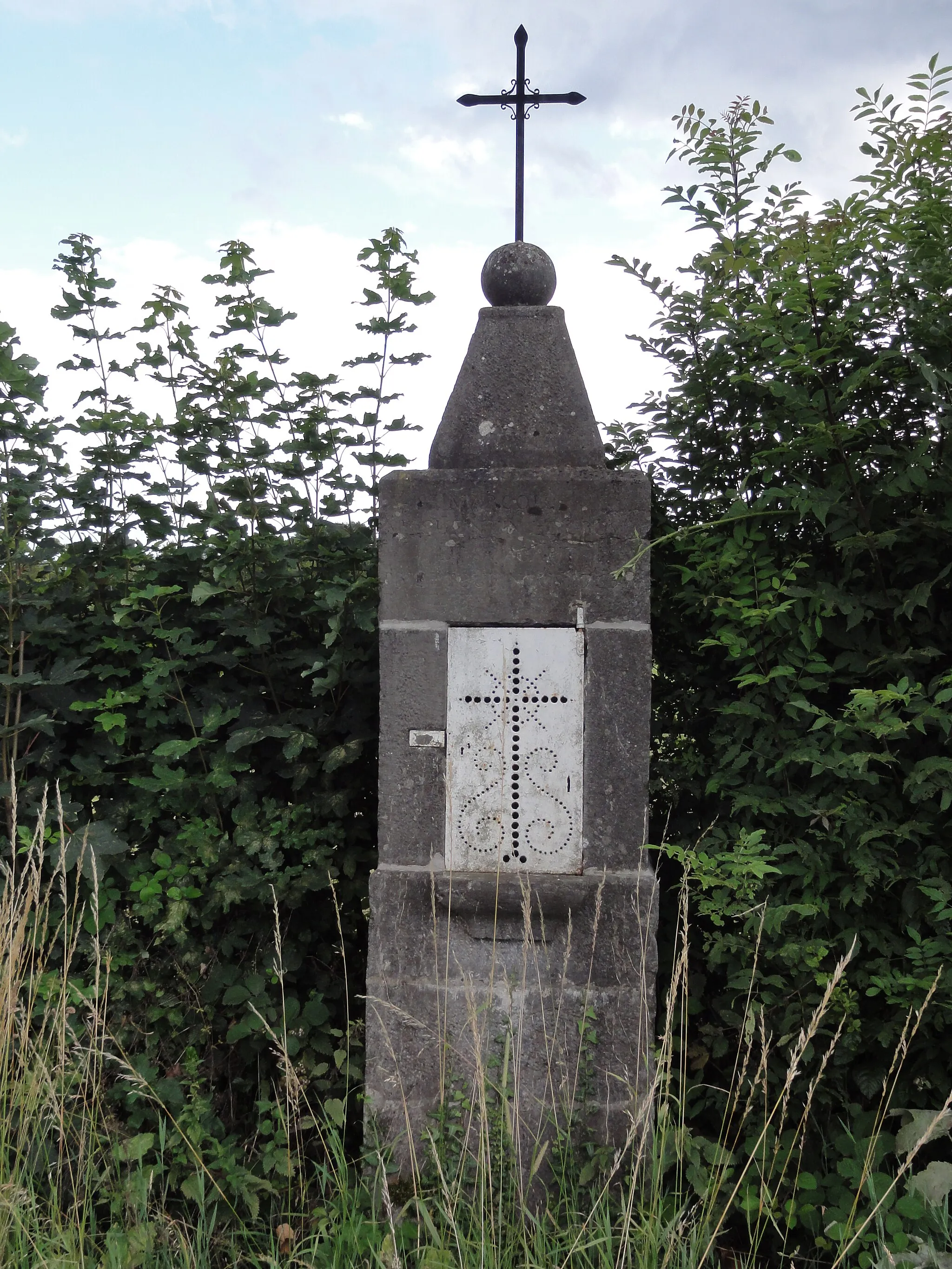 Photo showing: Sains-du-Nord (Nord, Fr) chapelle Ste Marcou, Quentin le Gors et Agarit