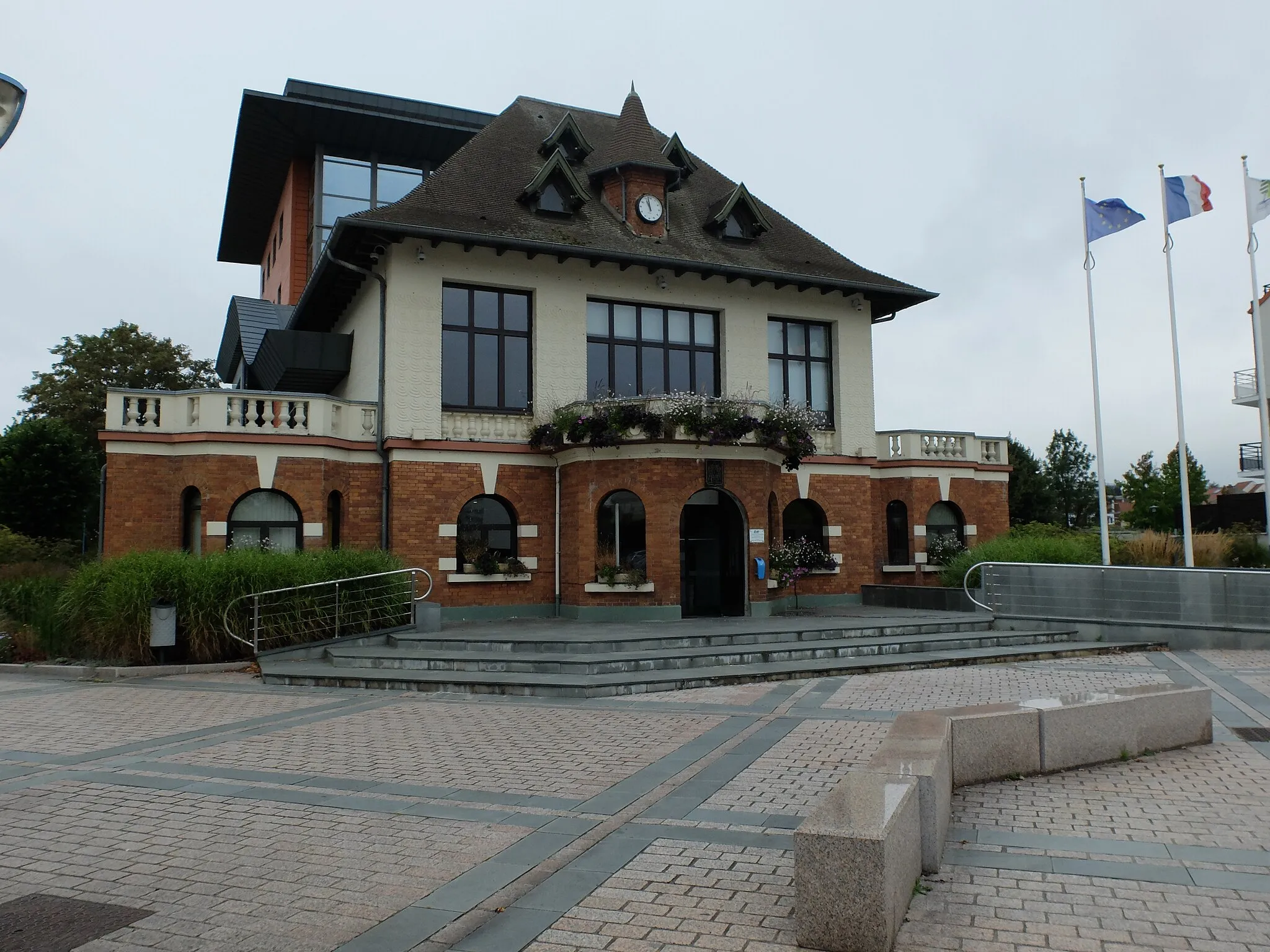 Photo showing: Vue de l'hôtel de ville de Saint-Laurent-Blangy.