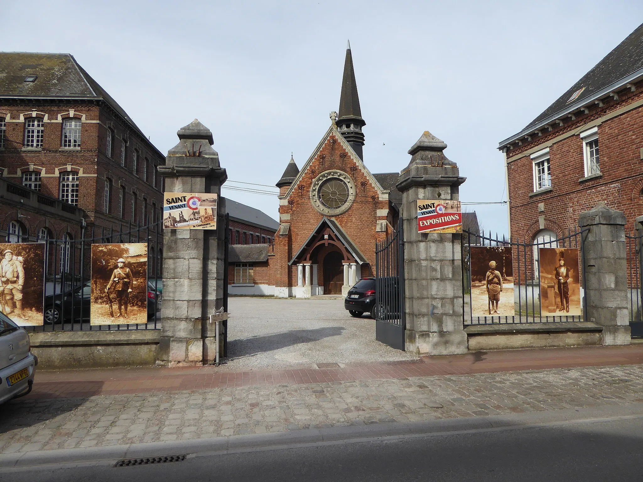 Photo showing: Chapelle de l'ancien hospice, dans la cour se trouve une fontaine qui serait un don de Louis XIV Saint-Venant Pas-de-Calais.- France.