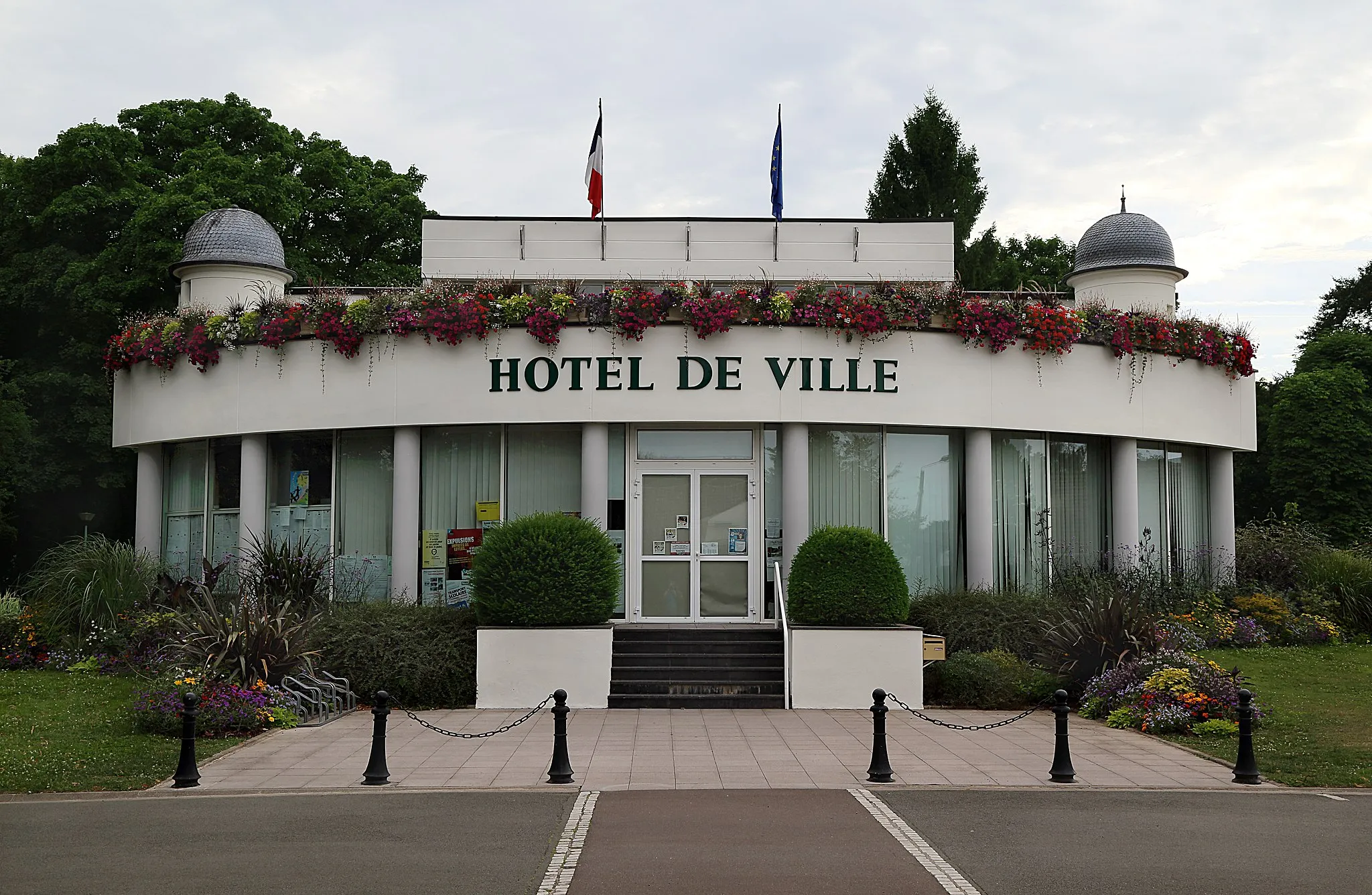 Photo showing: The town hall of Santes, France.