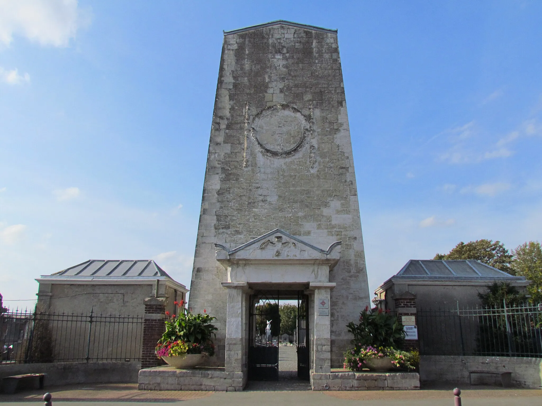 Photo showing: Entrée du cimetière de Seclin (Nord, France).