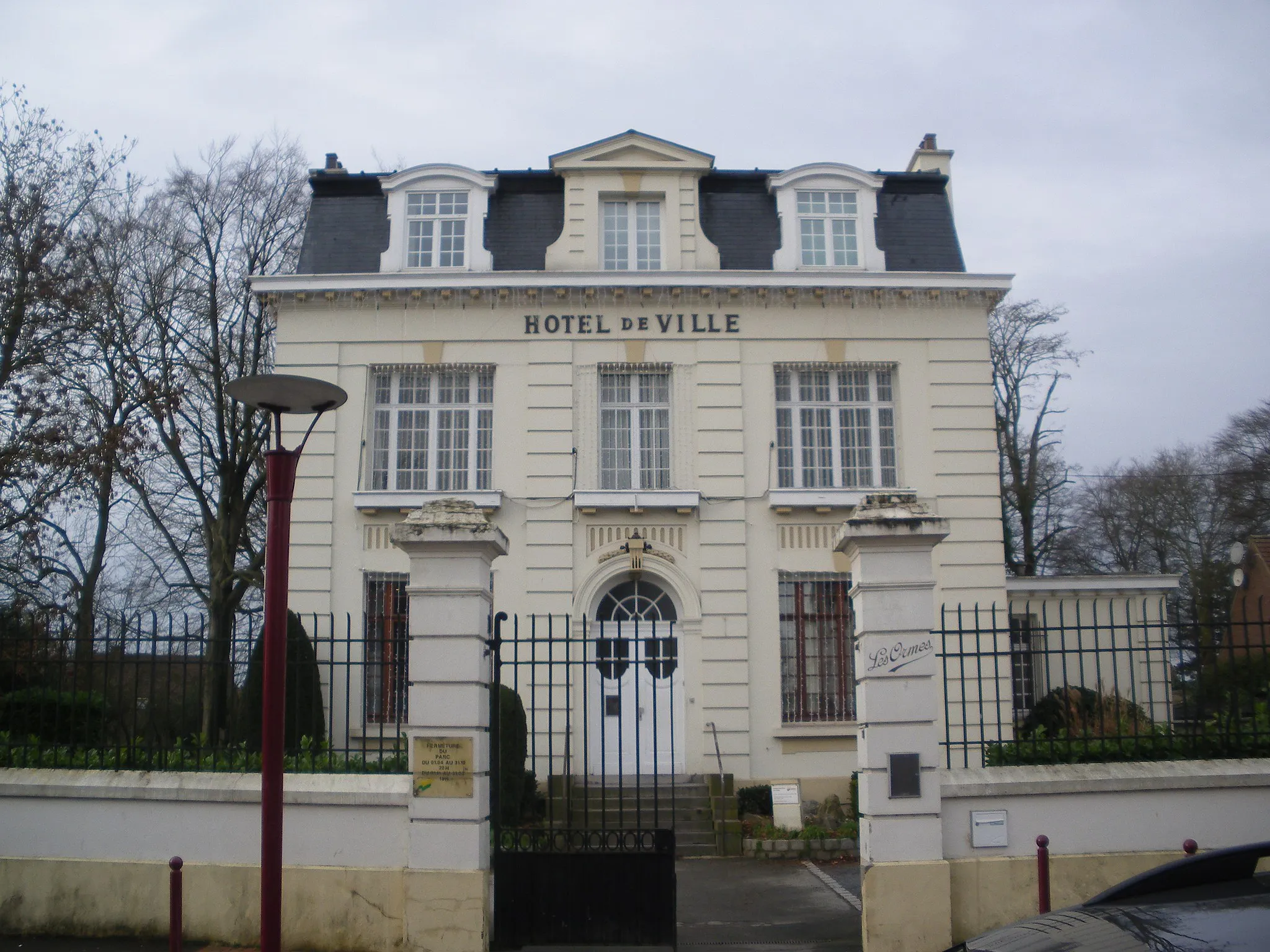 Photo showing: Vue de l'hôtel de ville de Templemars.