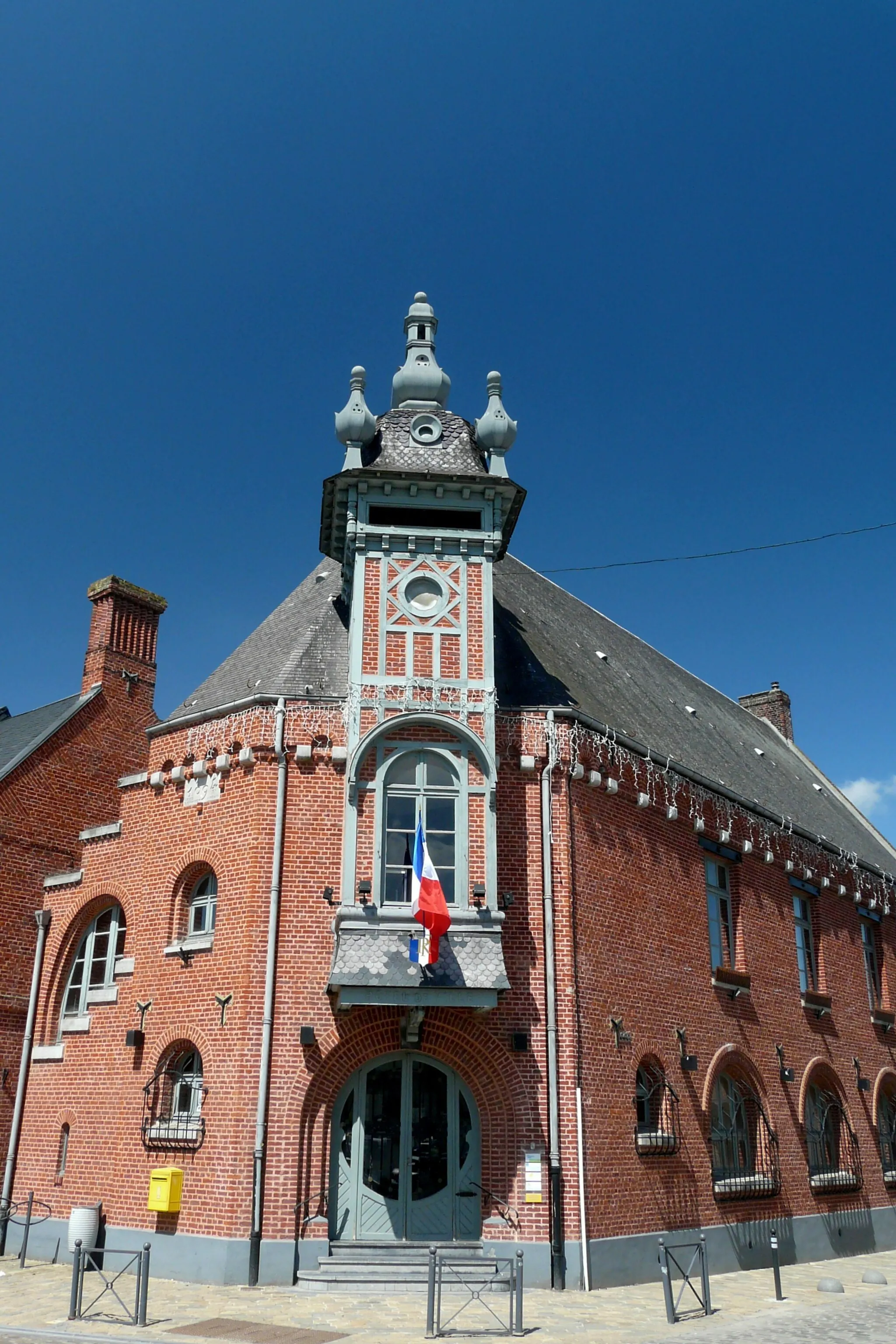 Photo showing: City hall in Templeuve, Nord, France. Architect : Louis Bonnier