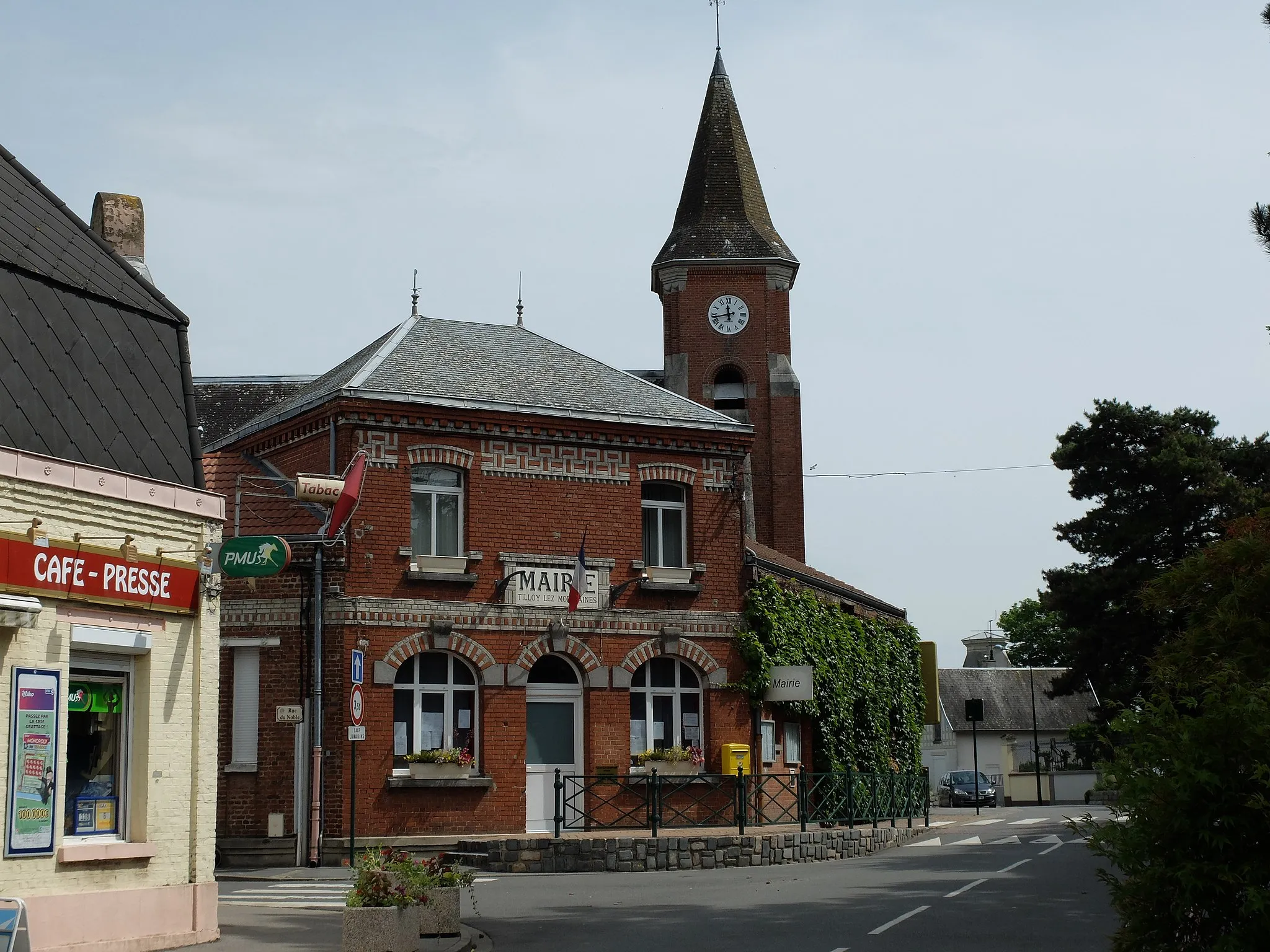 Photo showing: Vue de la mairie de Tilloy-lès-Mofflaines. Le clocher de l'église est présent également.