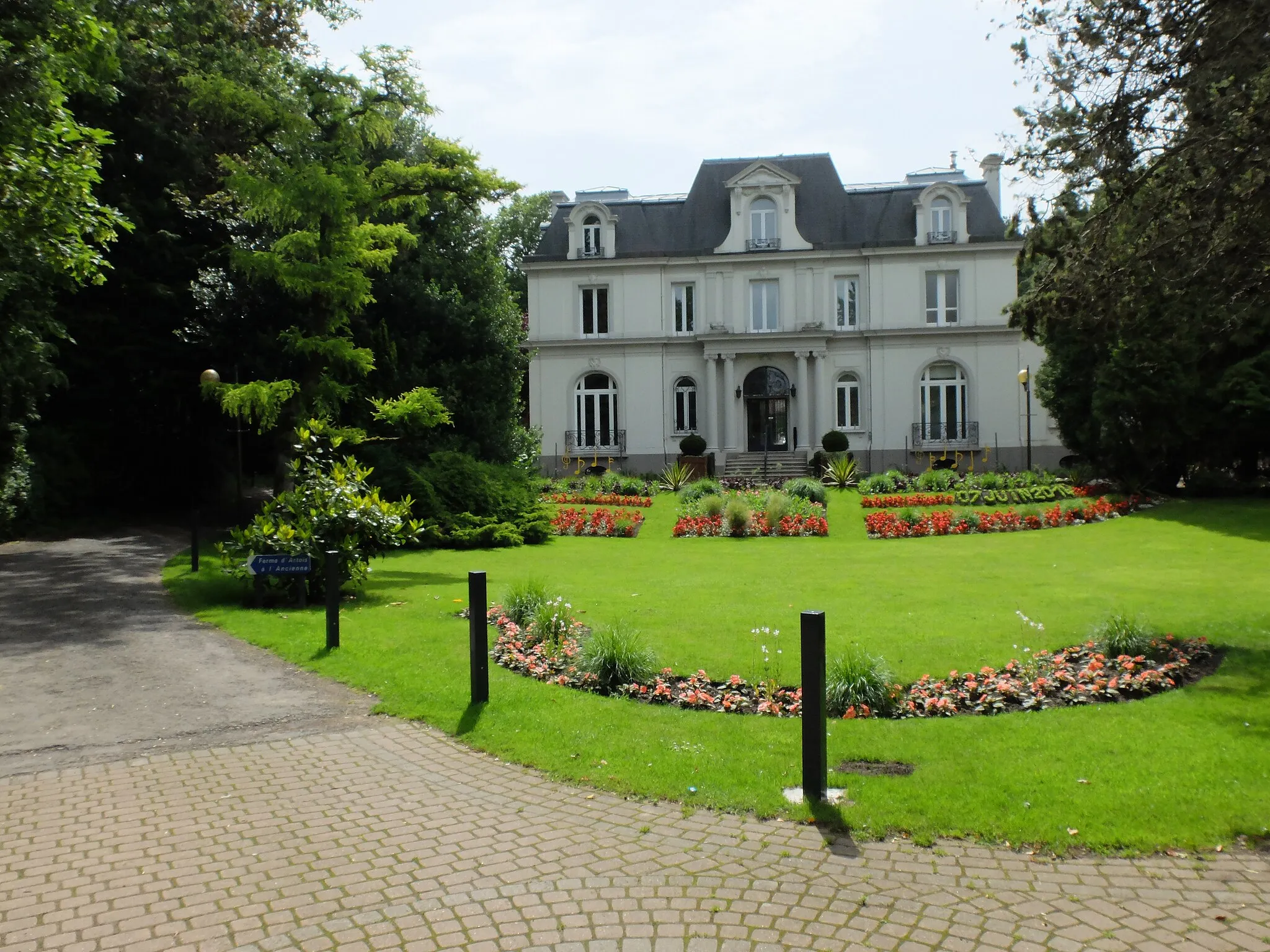 Photo showing: Vue du parc René Lefrère (ancien maire) de Tilloy-lès-Mofflaines.