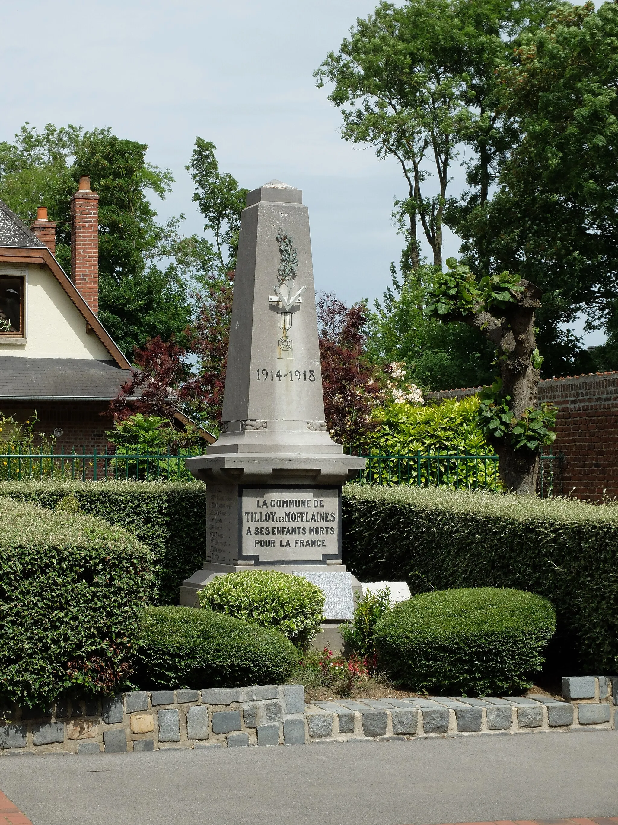 Photo showing: Vue du monument aux morts de Tilloy-lès-Mofflaines.