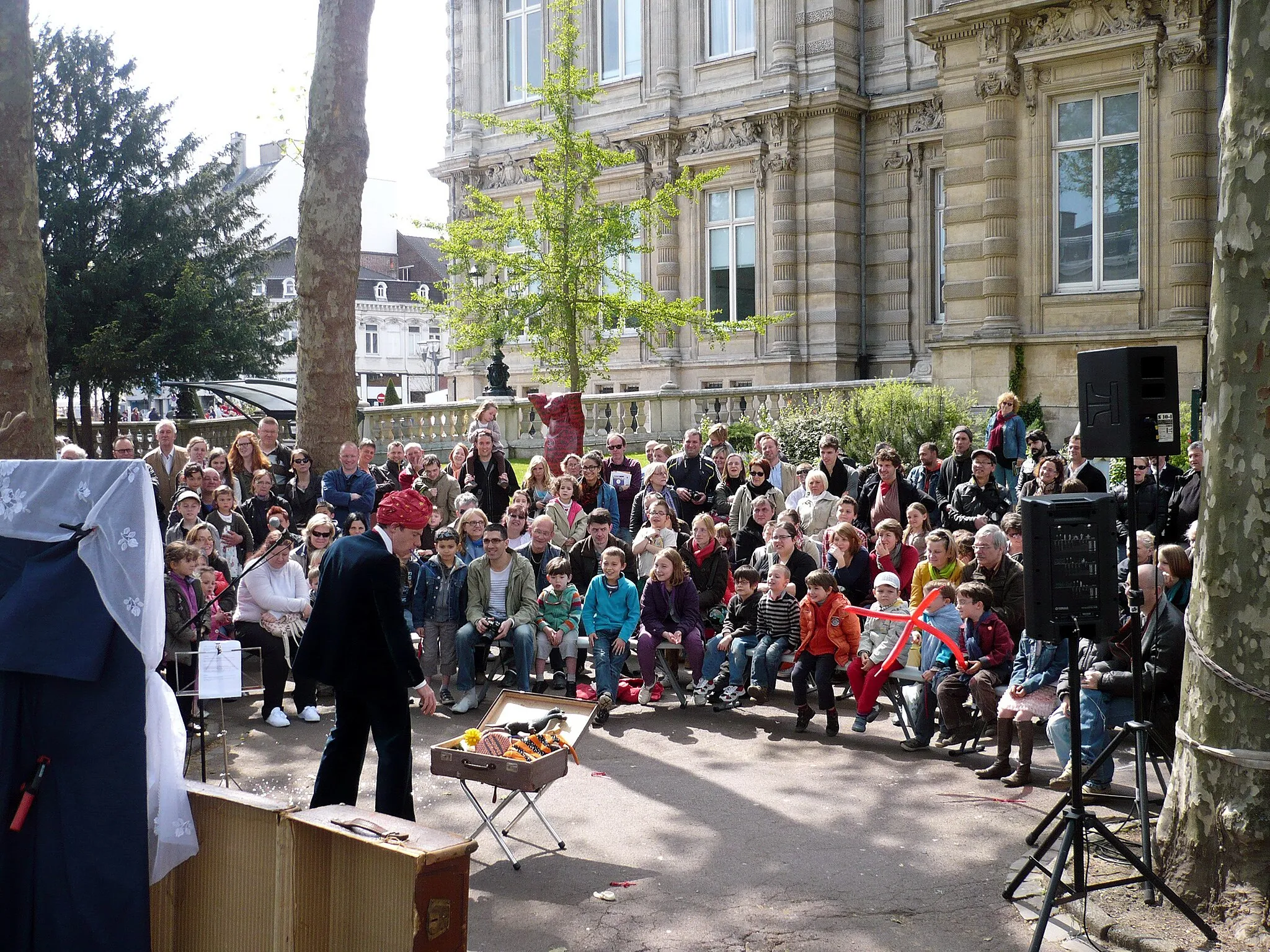 Photo showing: Tourcoing — Festival "Les Rues Joyeuses 2012". Une des scènes installées dans la Ville ; ici au square Winston Churchill. - Compagnie : inconnue.