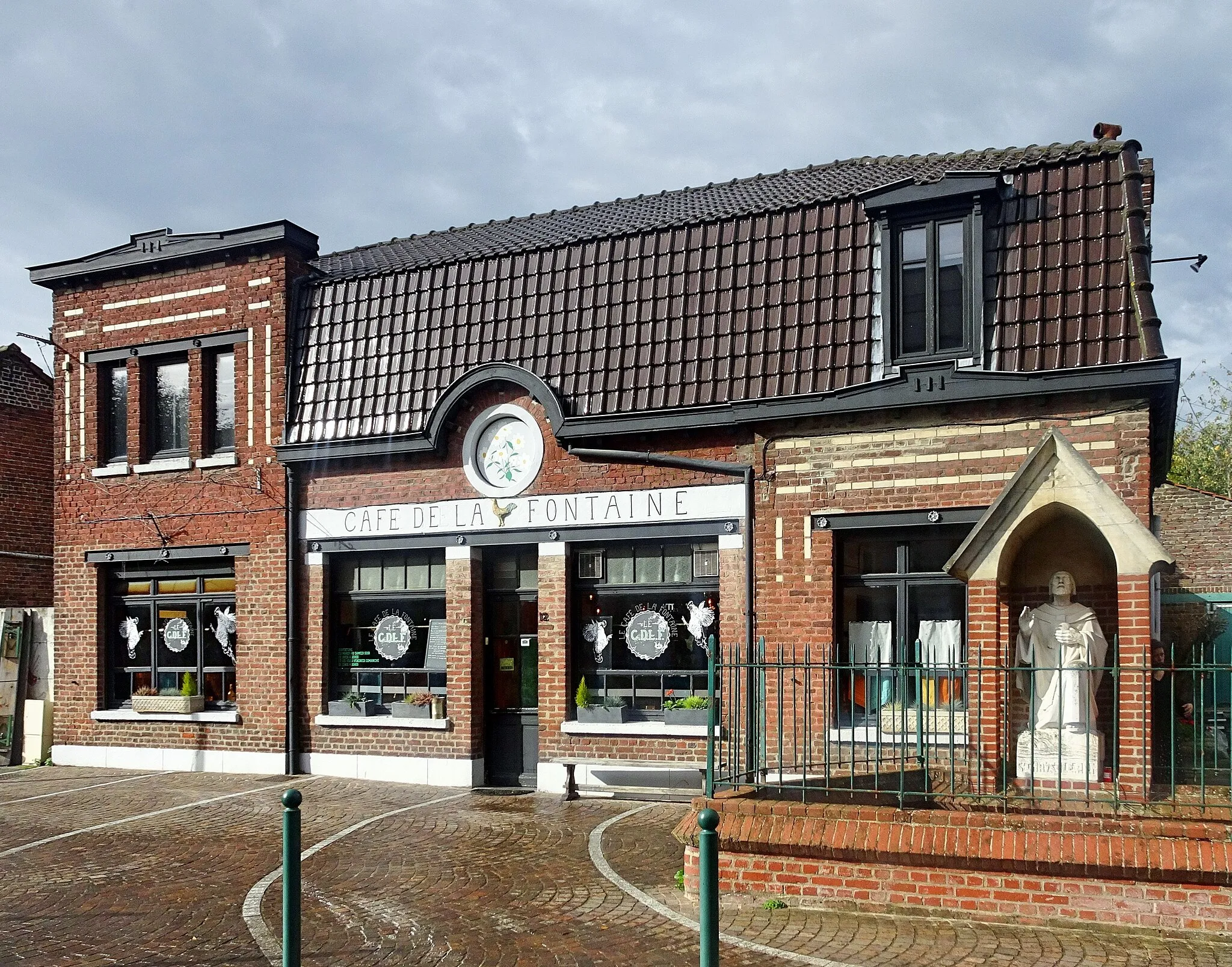 Photo showing: Café de la fontaine  Saint-Chrysole dans la fontaine Saint-Chrysole Verlinghem Nord Hauts-de-France