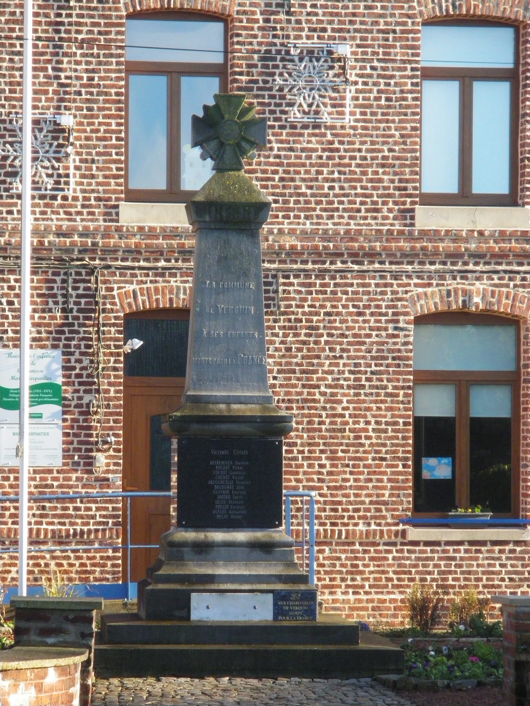 Photo showing: Vue du monument aux morts de Verquin.