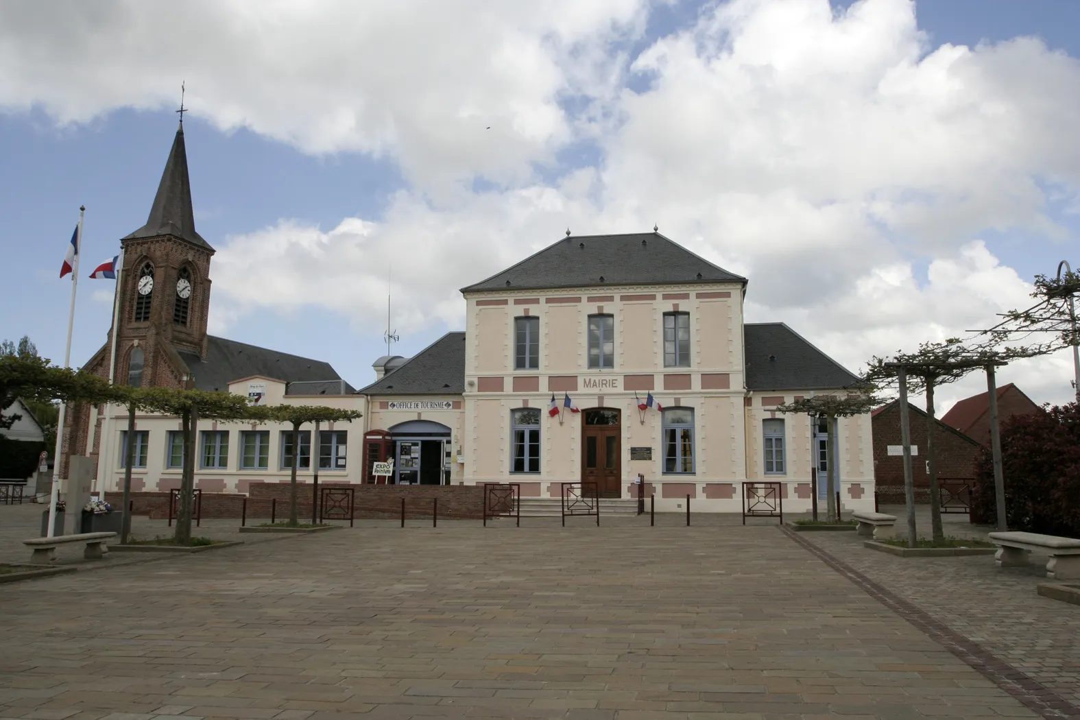 Photo showing: Rang-du-Fliers : mairie, église et office de tourisme.