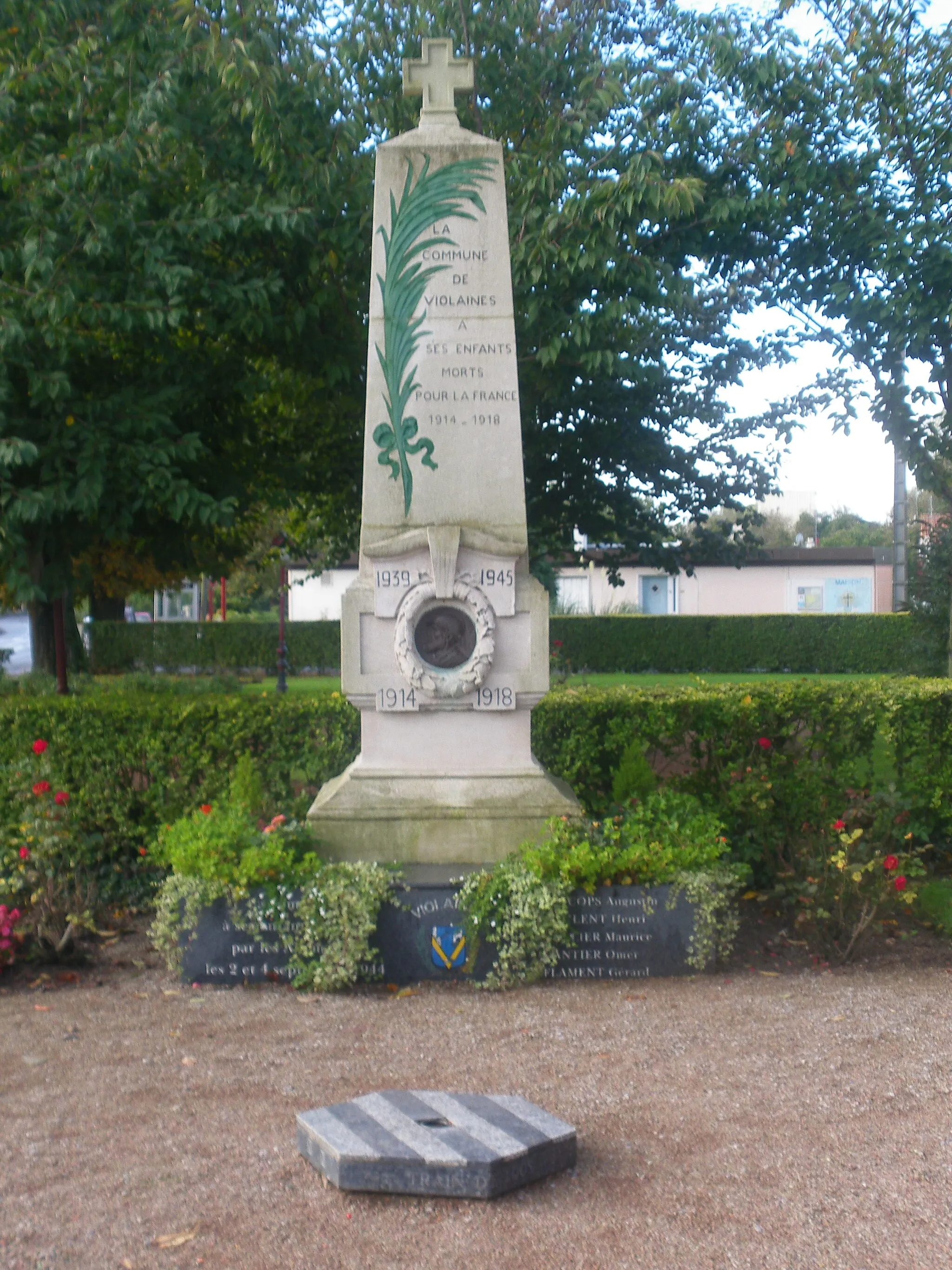 Photo showing: Vue du monument aux morts de Violaines.