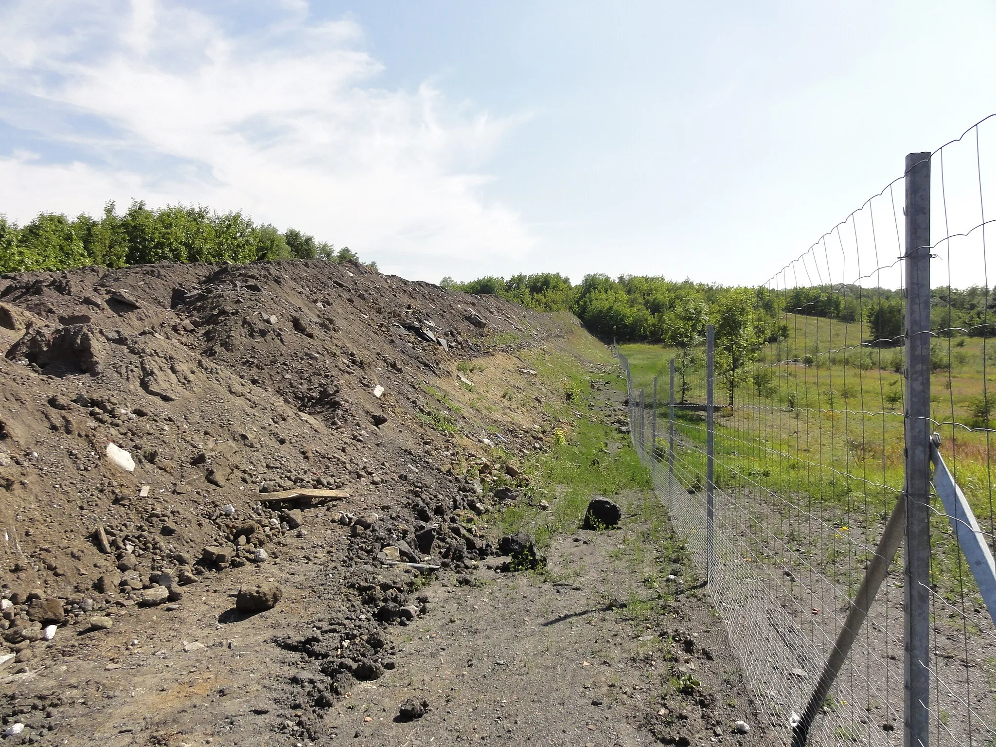 Photo showing: Terril n° 166 dit Blignières Est, Fosse Blignières de la Compagnie des mines d'Anzin, Wavrechain-sous-Denain, Nord, Nord-Pas-de-Calais, France.