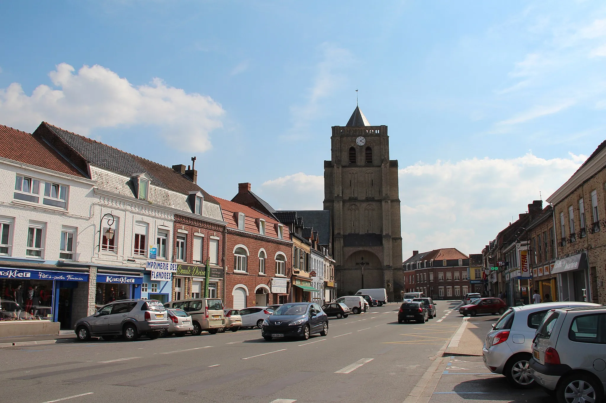 Photo showing: Wormhout (France), the "Place du Général de Gaulle" and the Saint Martin's church (XVI-XVIIth centuries).