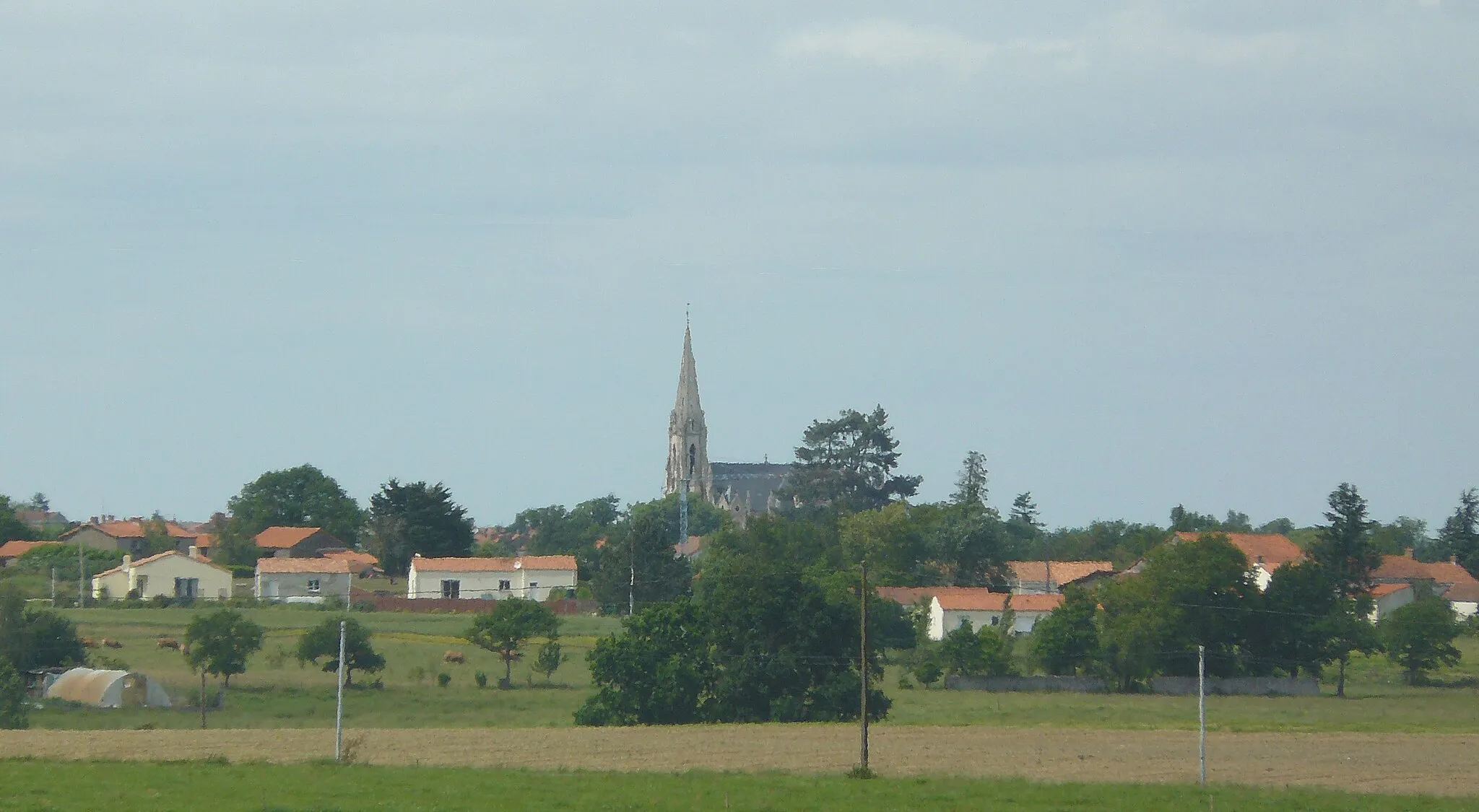 Photo showing: view of countryside and Church of Aigrefeuille-sur-Maine