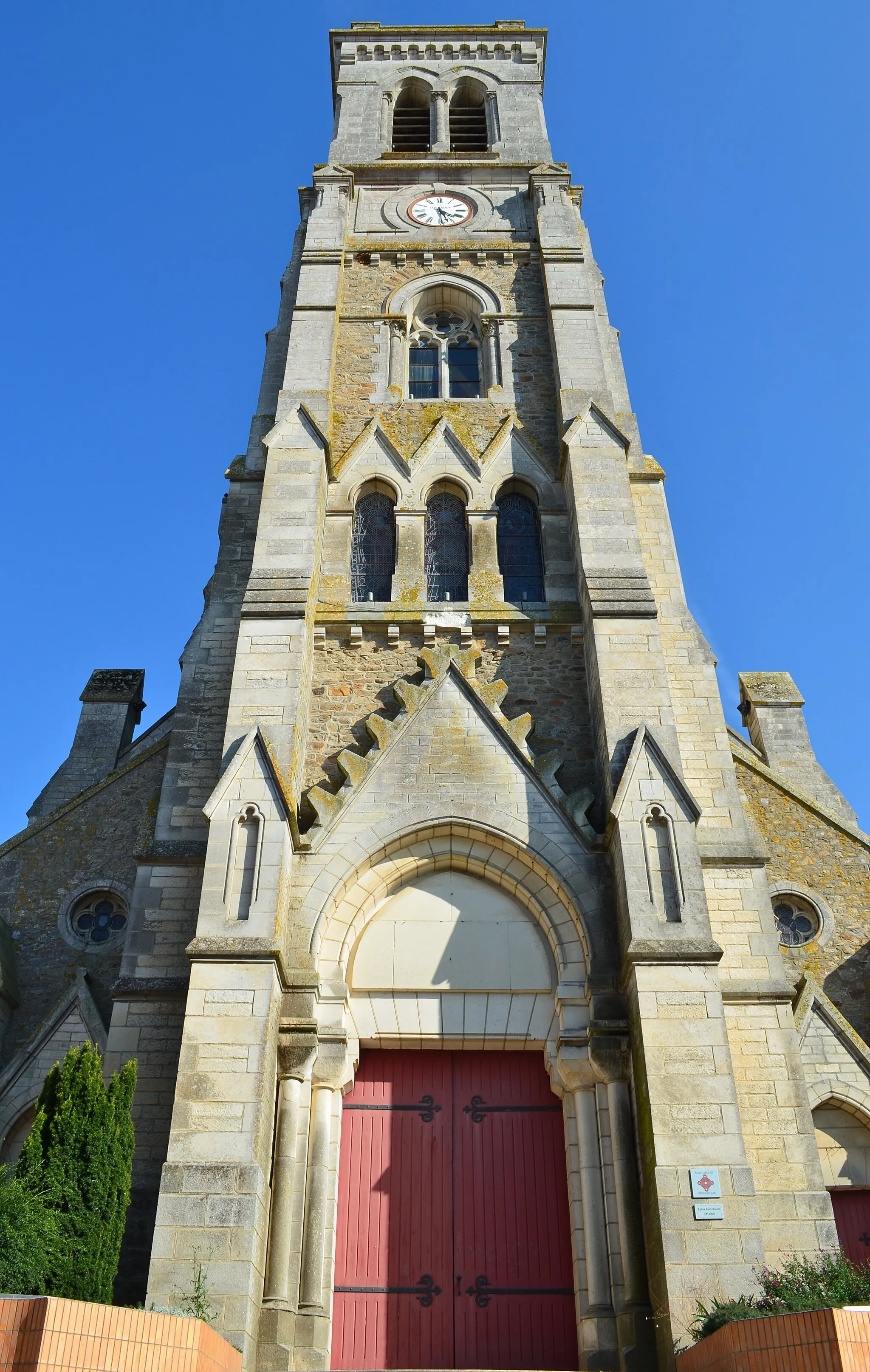 Photo showing: This building is inscrit au titre des monuments historiques de la France. It is indexed in the base Mérimée, a database of architectural heritage maintained by the French Ministry of Culture, under the reference PA85000028 .