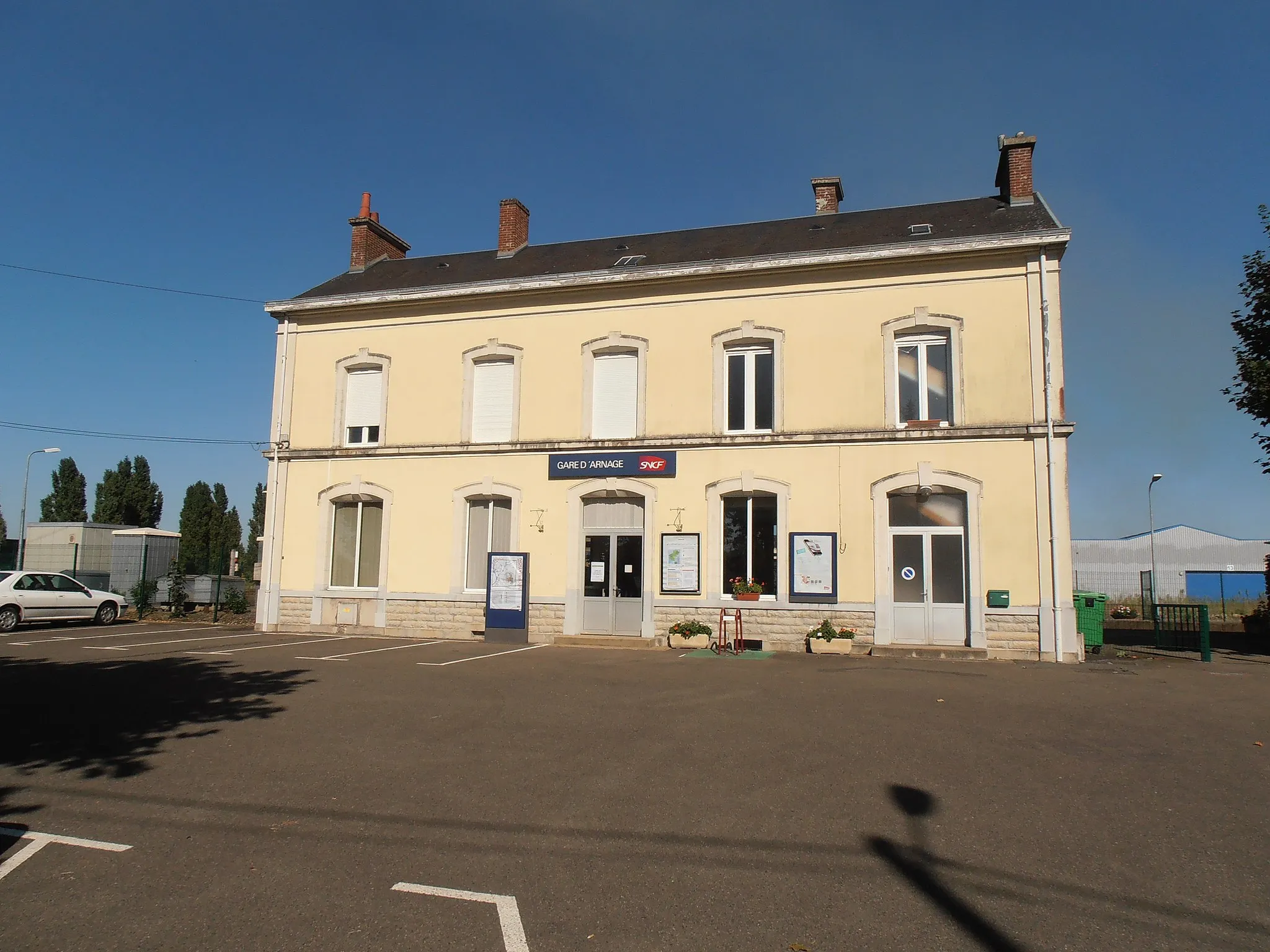 Photo showing: Le bâtiment de la gare vu du parking.