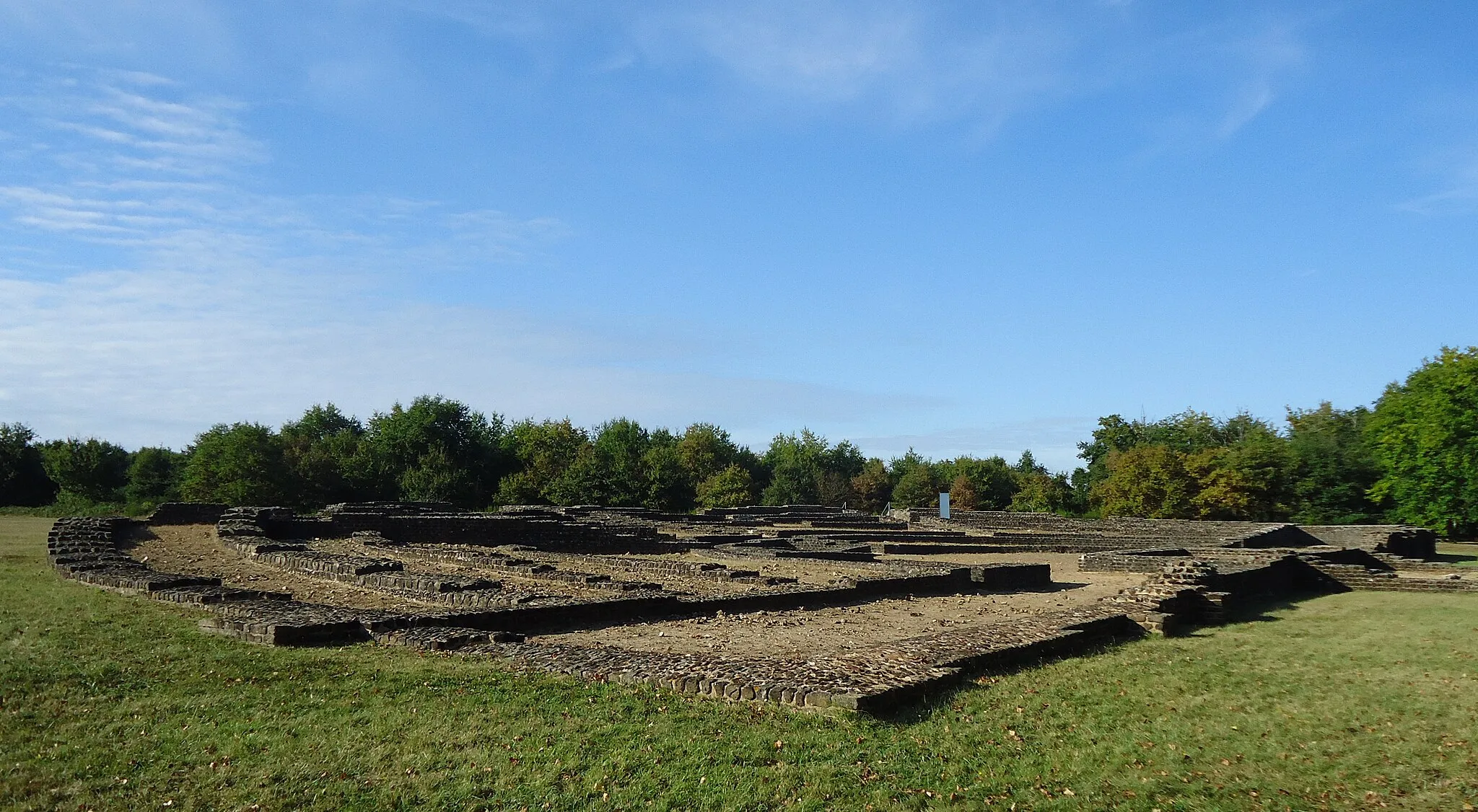 Photo showing: Les fondations du théâtre - Site archéologique de Cherré - Aubigné-Racan - Sarthe (72)