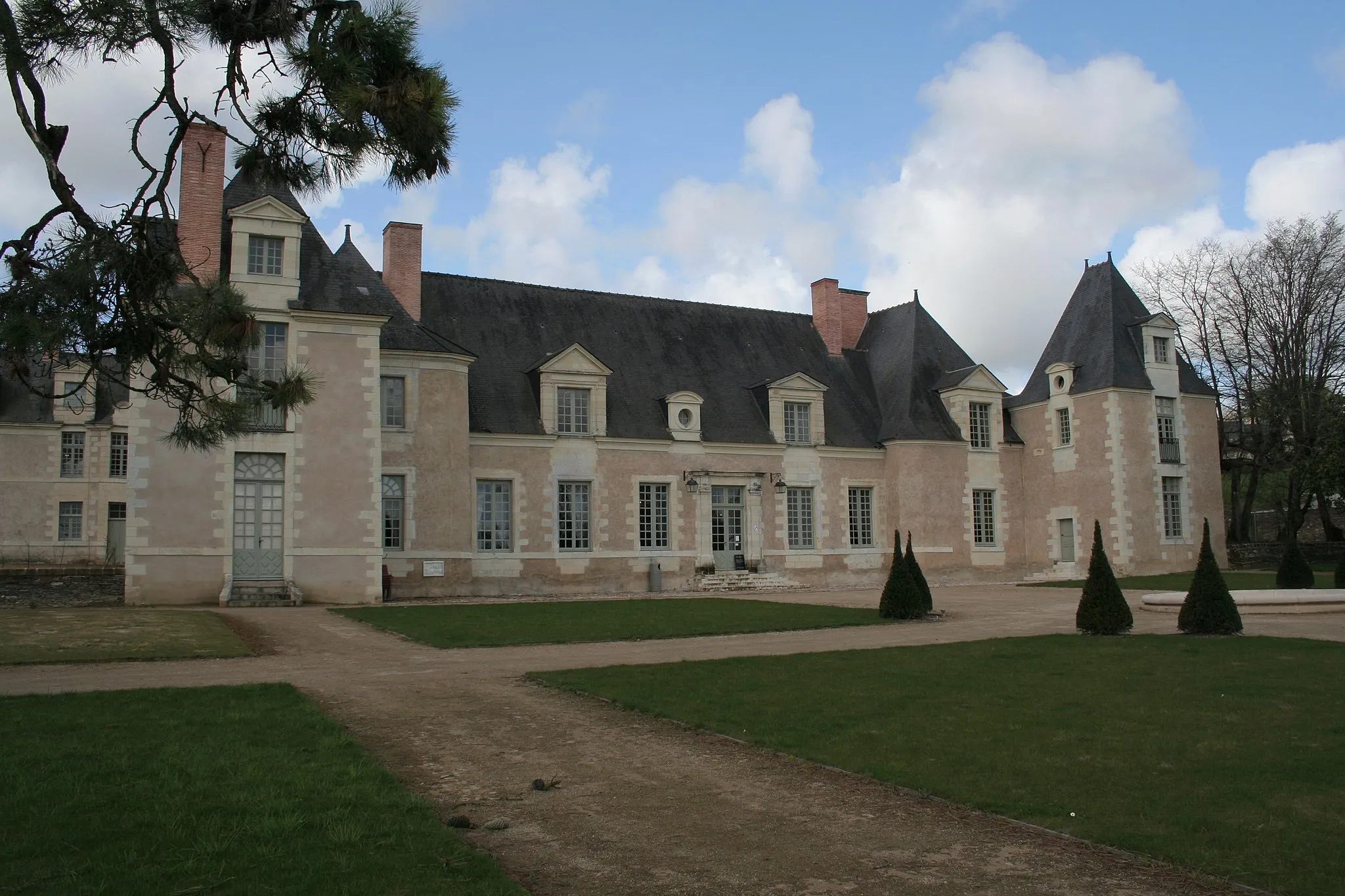 Photo showing: This building is indexed in the base Mérimée, a database of architectural heritage maintained by the French Ministry of Culture, under the reference PA00108953 .