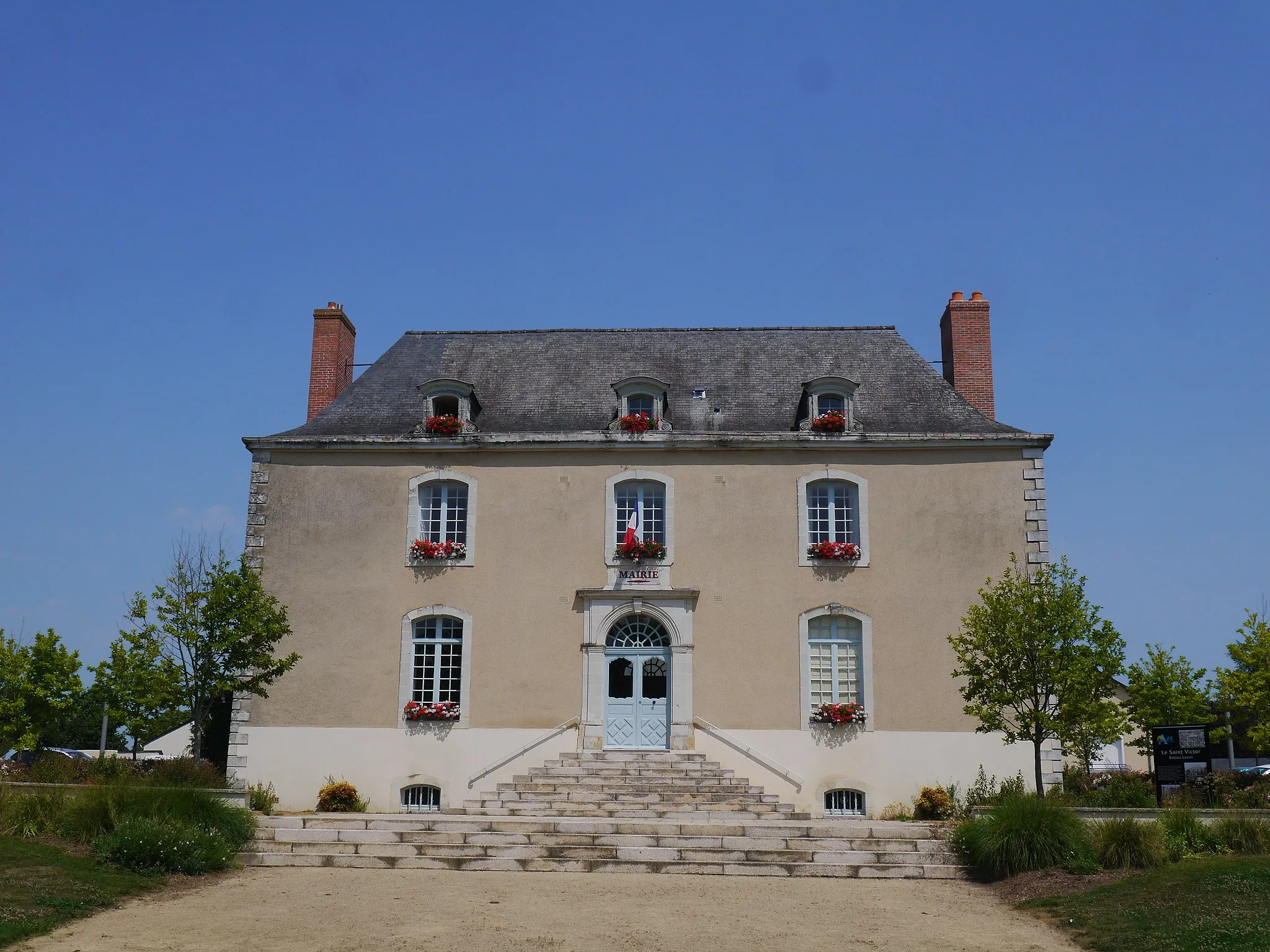 Photo showing: Azé mairie