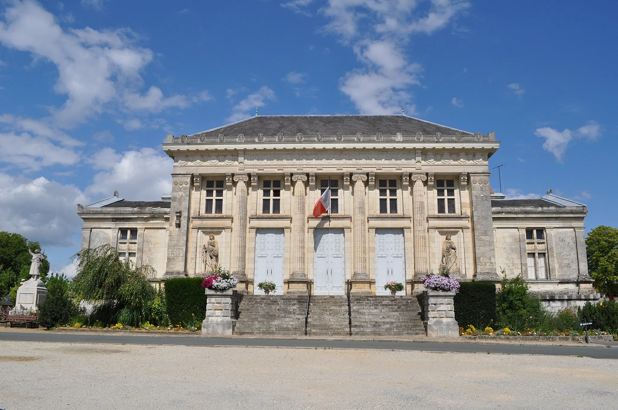 Photo showing: This building is inscrit au titre des monuments historiques de la France. It is indexed in the base Mérimée, a database of architectural heritage maintained by the French Ministry of Culture, under the reference PA00108959 .