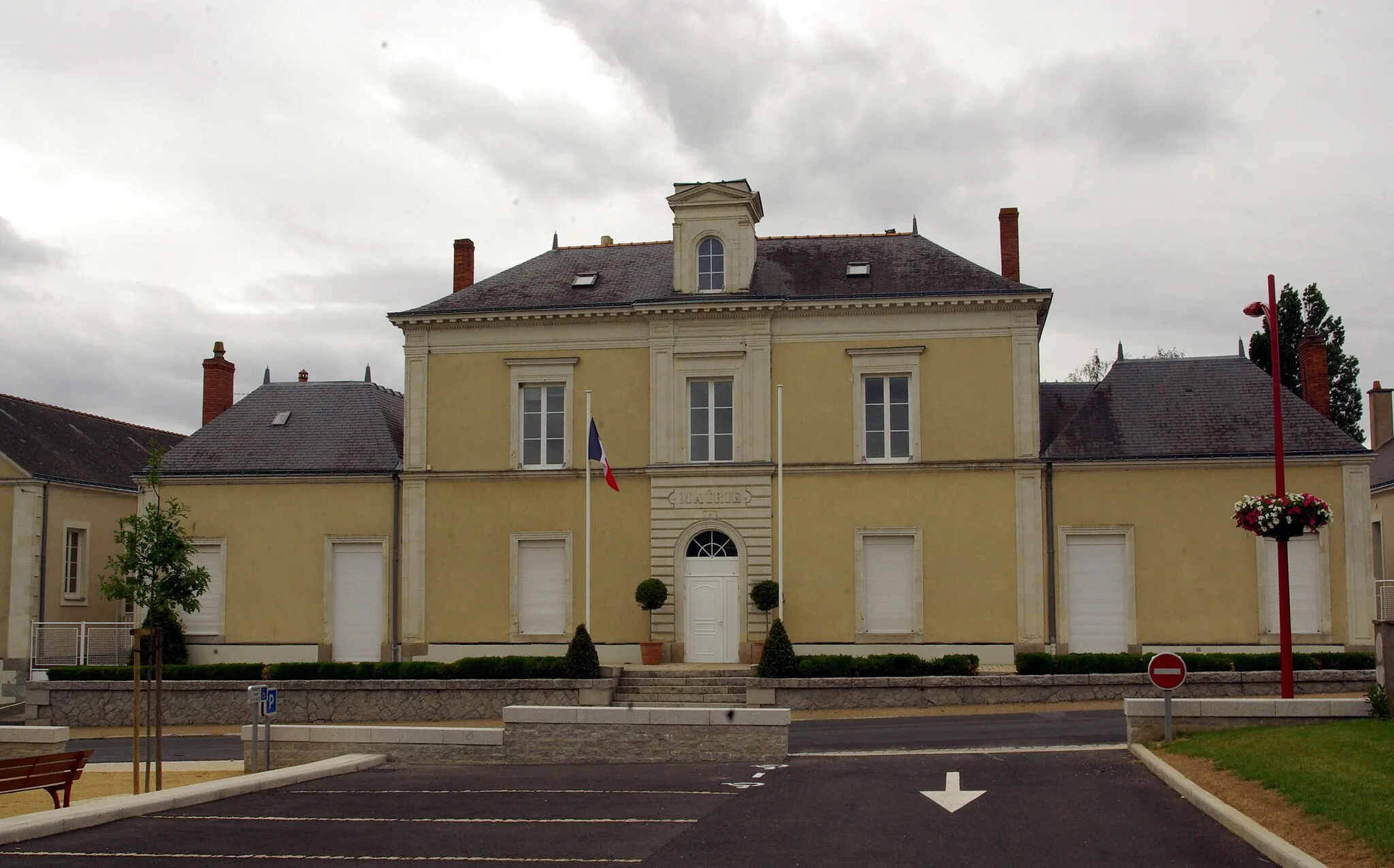 Photo showing: City Hall of Bécon-les-Granits