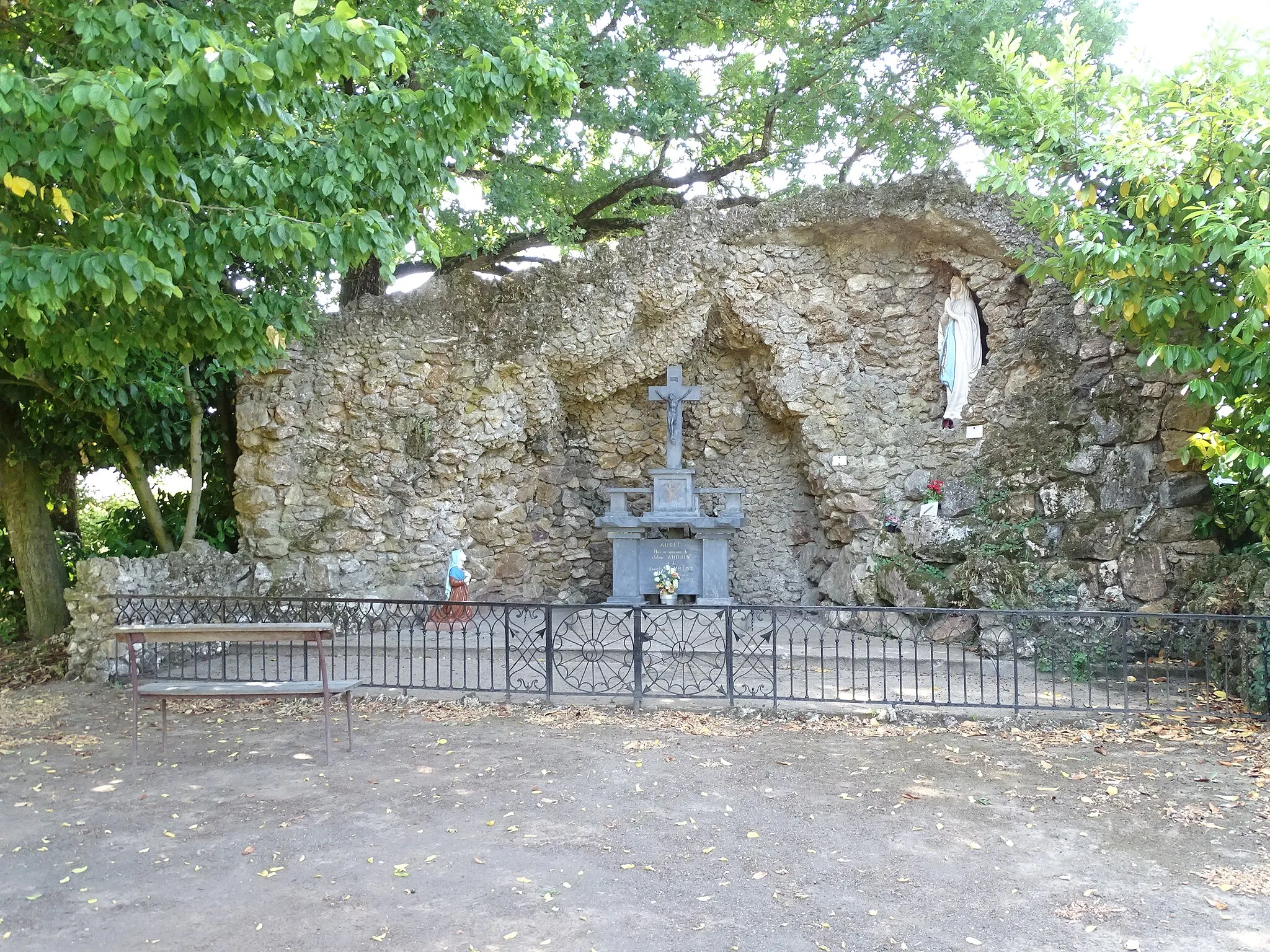 Photo showing: Grotte de Lourdes à Belligné (commune déléguée de Loireauxence)