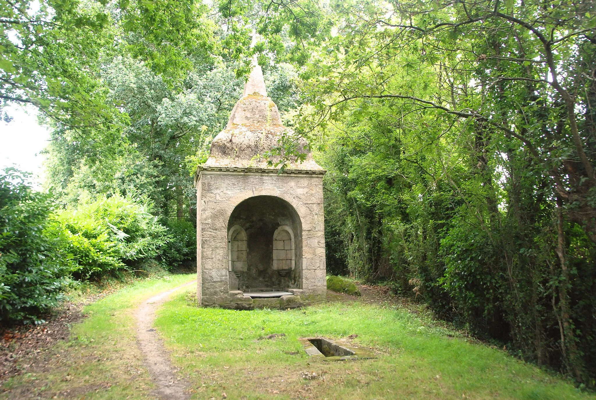 Photo showing: Oratoire et fontaine du 15ème siècle.