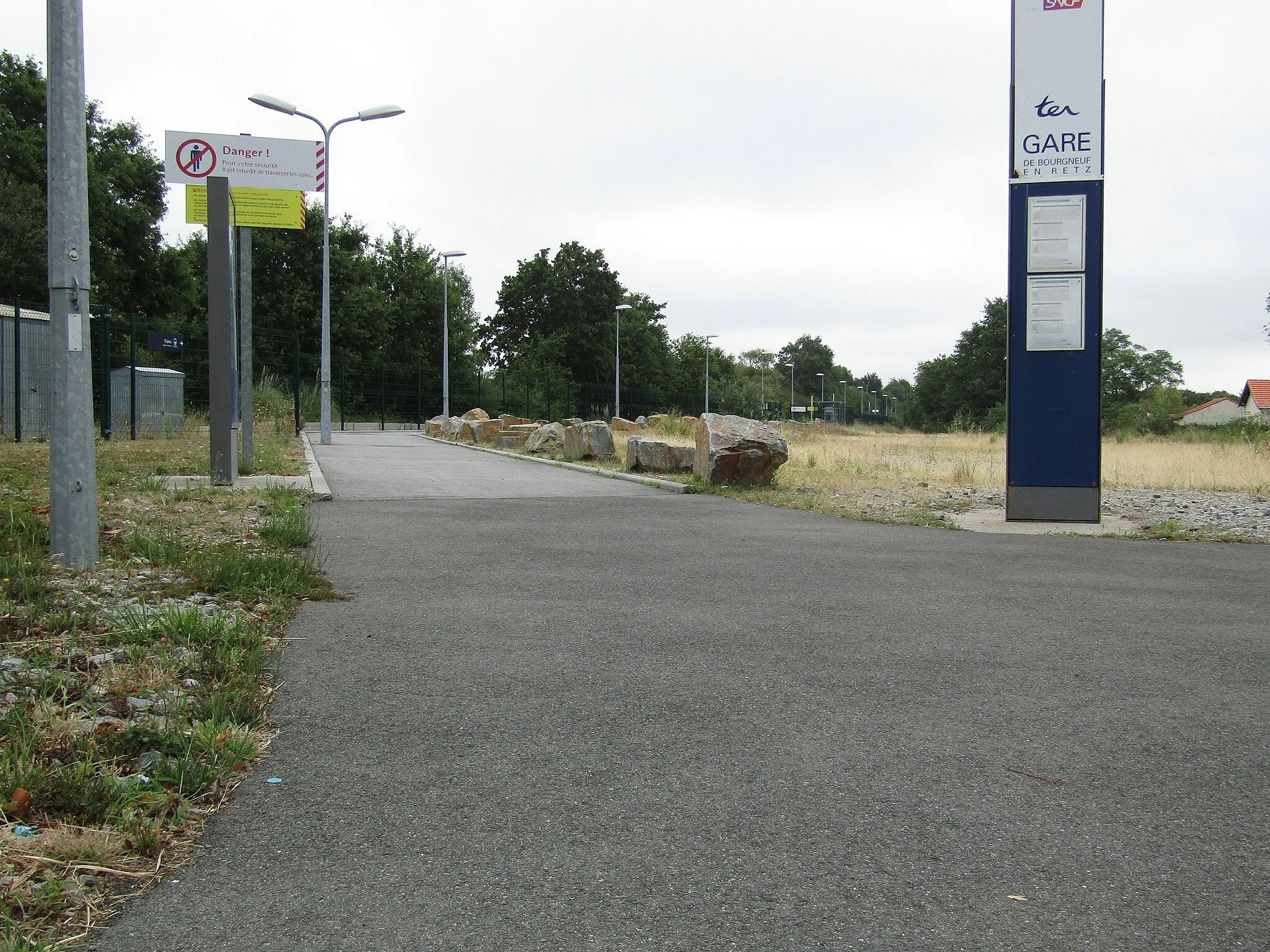 Photo showing: Gare de Bourgneuf-en-Retz, l'entrée de la gare au fond du parking