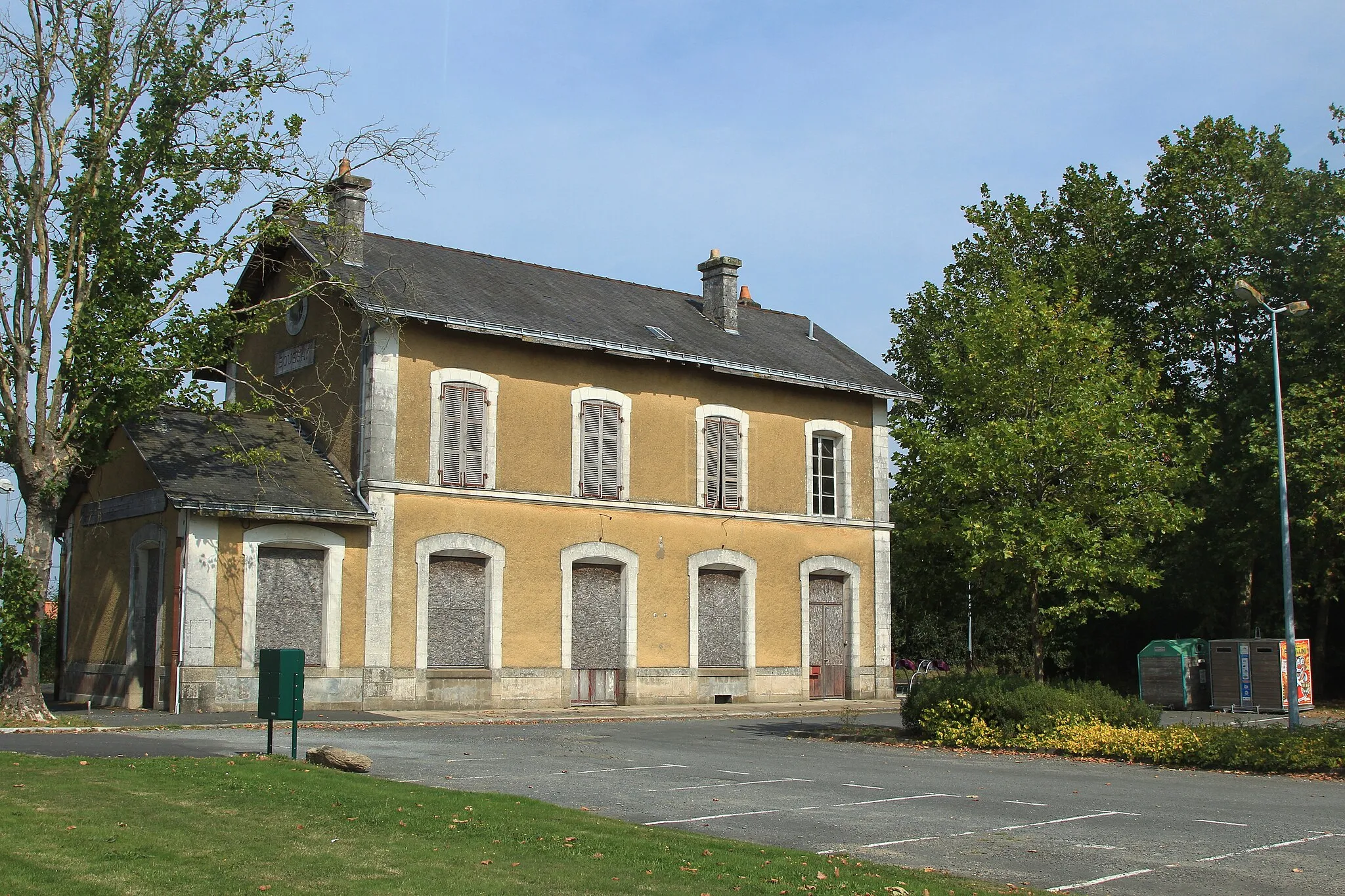 Photo showing: Le bâtiment voyageurs de la gare de Boussay - La Bruffière, inutilisé, vu côté cour.