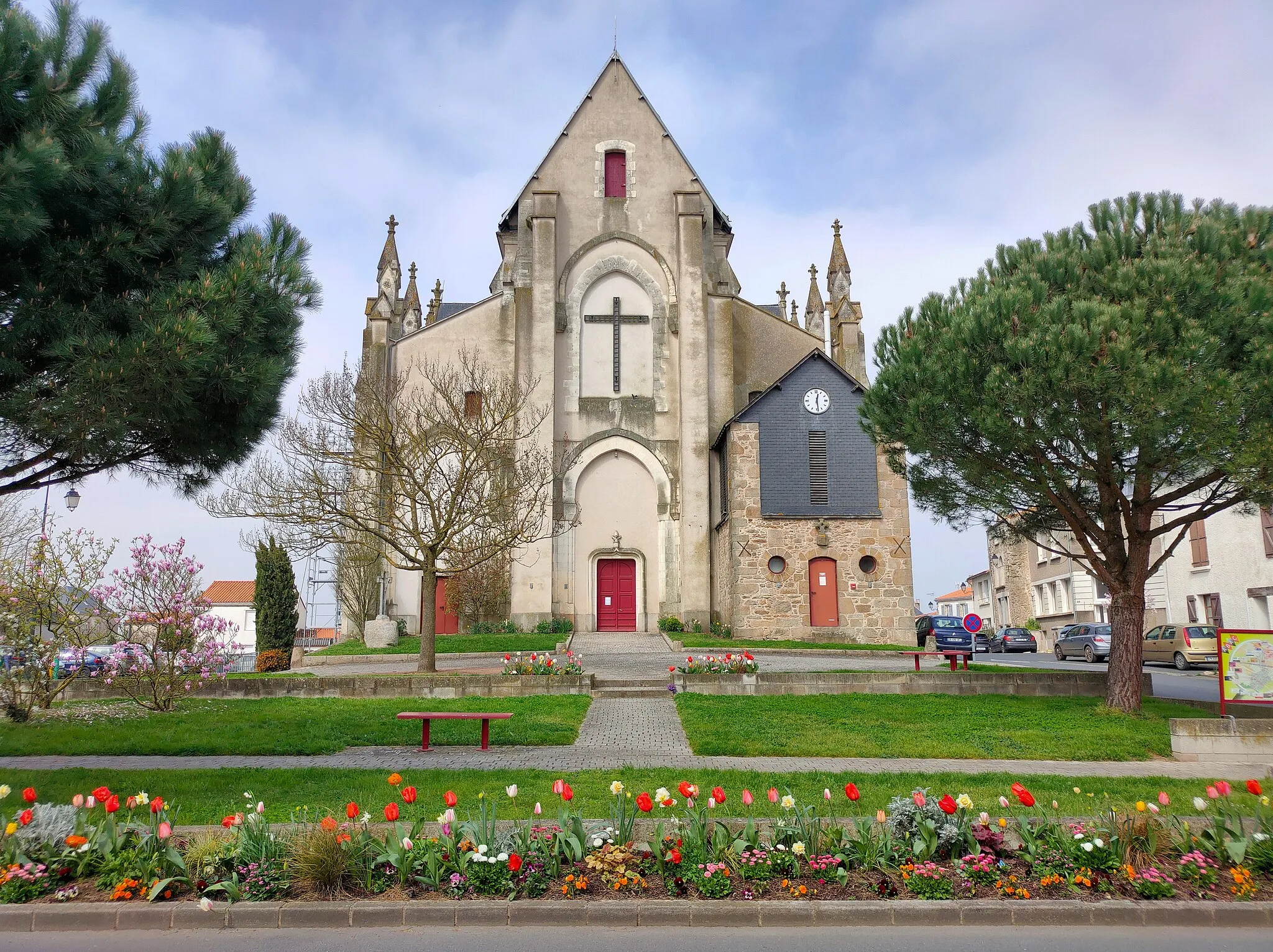 Photo showing: Eglise de Boussay (44) au printemps, avec les parterres fleuris