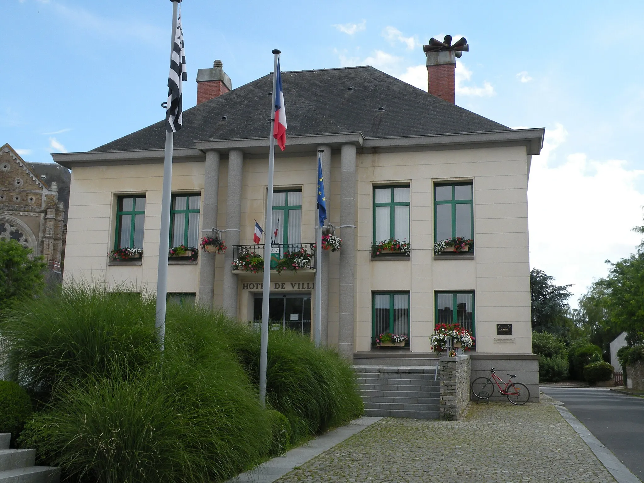 Photo showing: Town hall of Bouvron