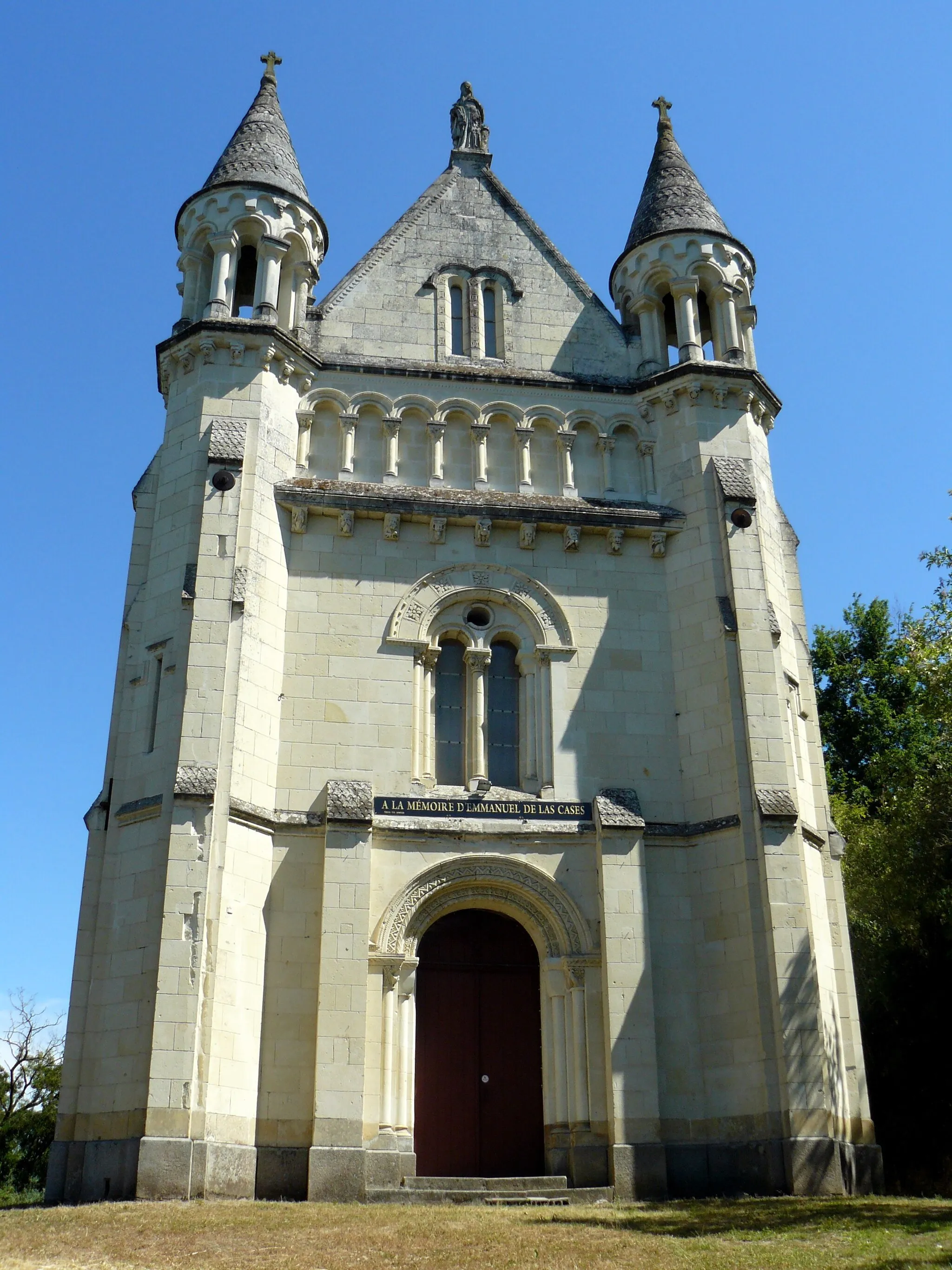 Photo showing: Chapelle Sainte-Barbe-des-Mines (Chalonnes-sur-Loire, Maine-et-Loire, France). Édifiée en 1858-1860 par sa veuve en mémoire d'Emmanuel Pons Dieudonné de Las Cases (1800-1854), fils d'Emmanuel de Las Cases (le père et le fils accompagnèrent Napoléon Bonaparte à Sainte-Hélène).