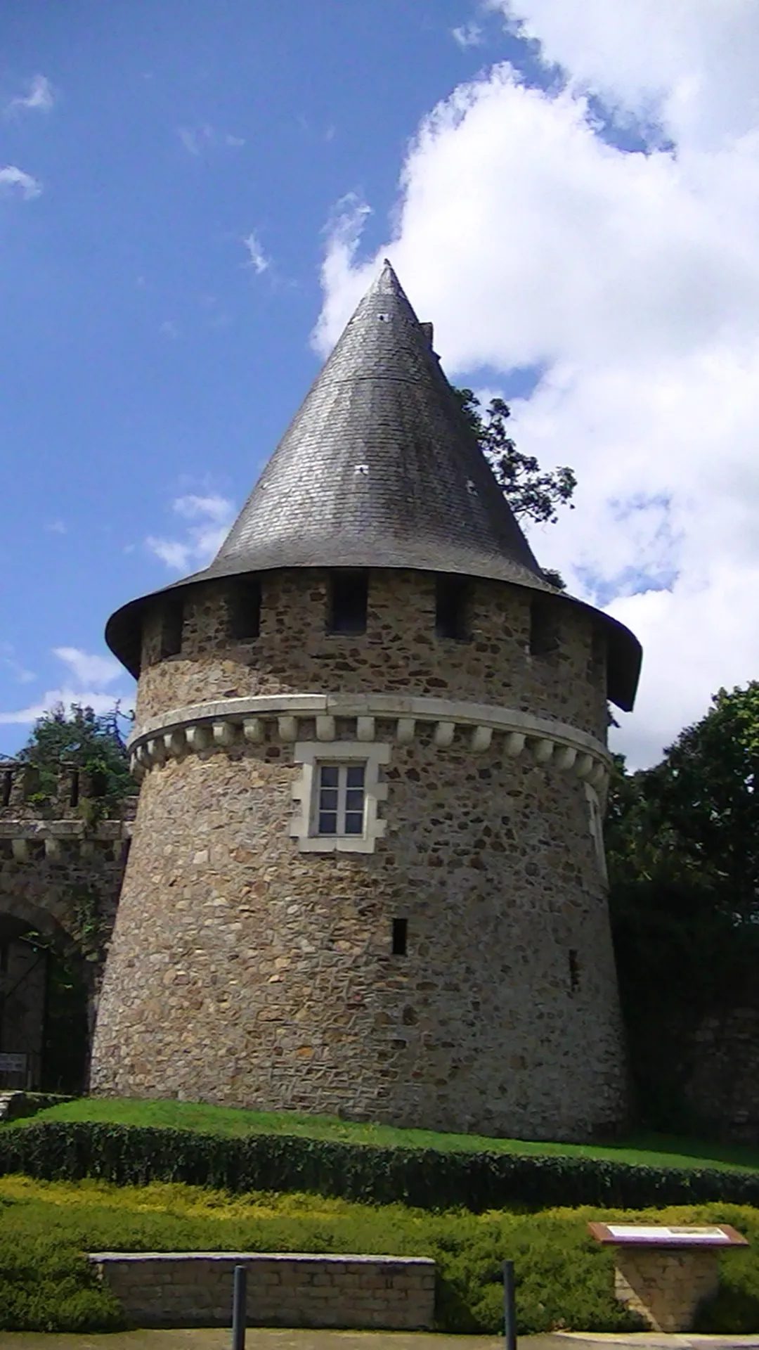 Photo showing: This building is inscrit au titre des monuments historiques de la France. It is indexed in the base Mérimée, a database of architectural heritage maintained by the French Ministry of Culture, under the reference PA49000077 .