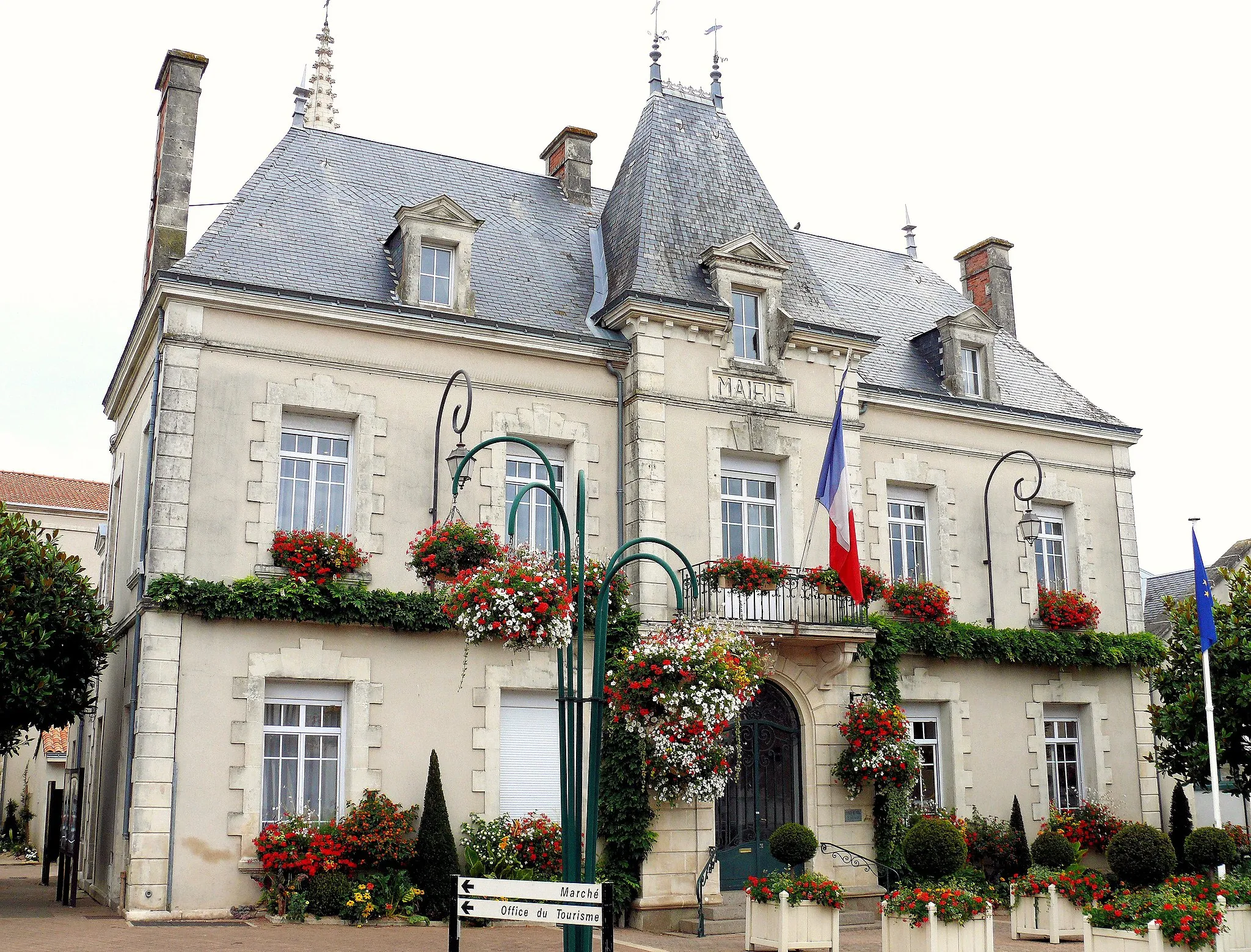 Photo showing: Chantonnay - Hôtel de ville