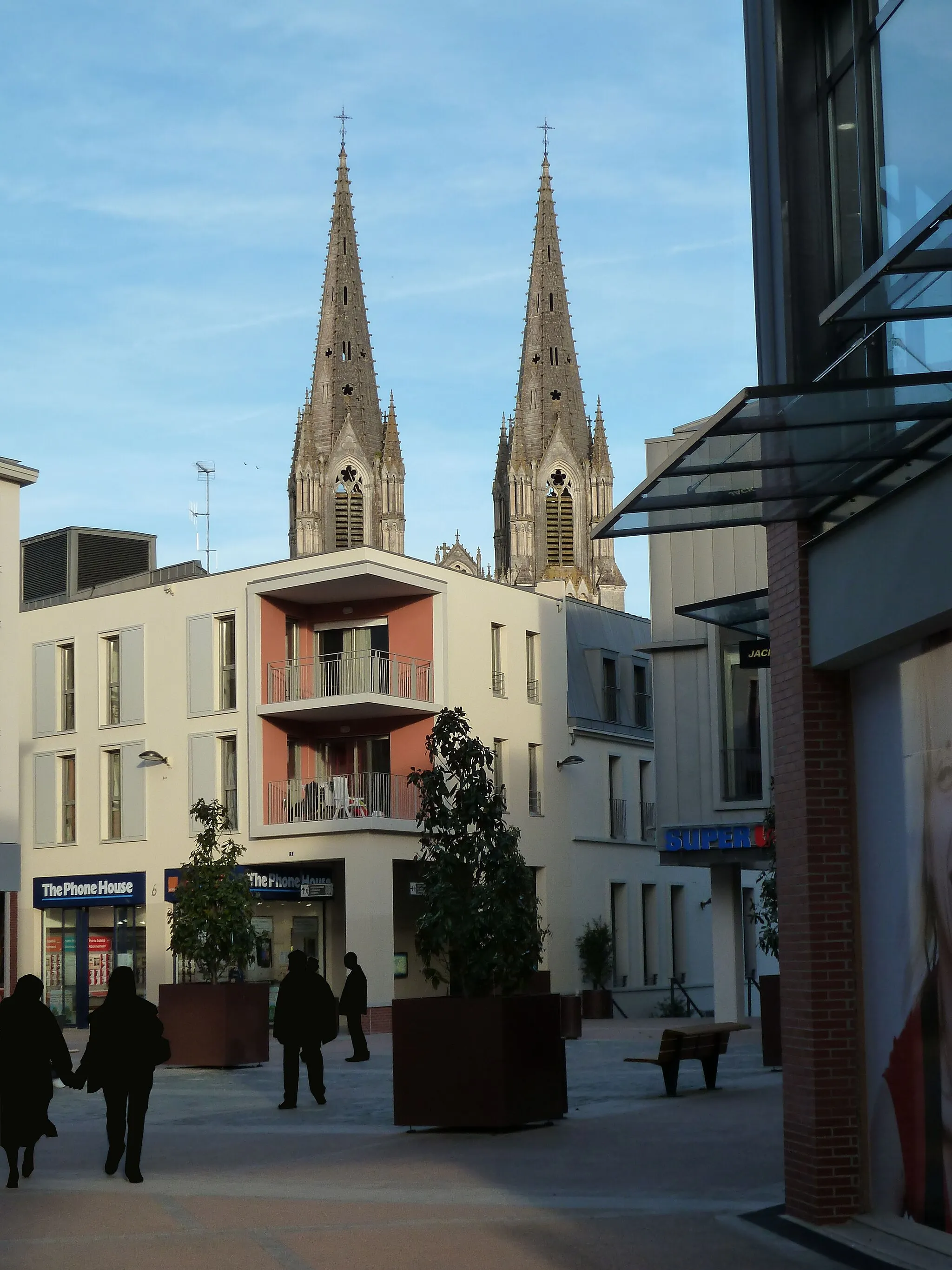 Photo showing: Zone commerciale Arcades Rougés avec Eglise en arrière plan
