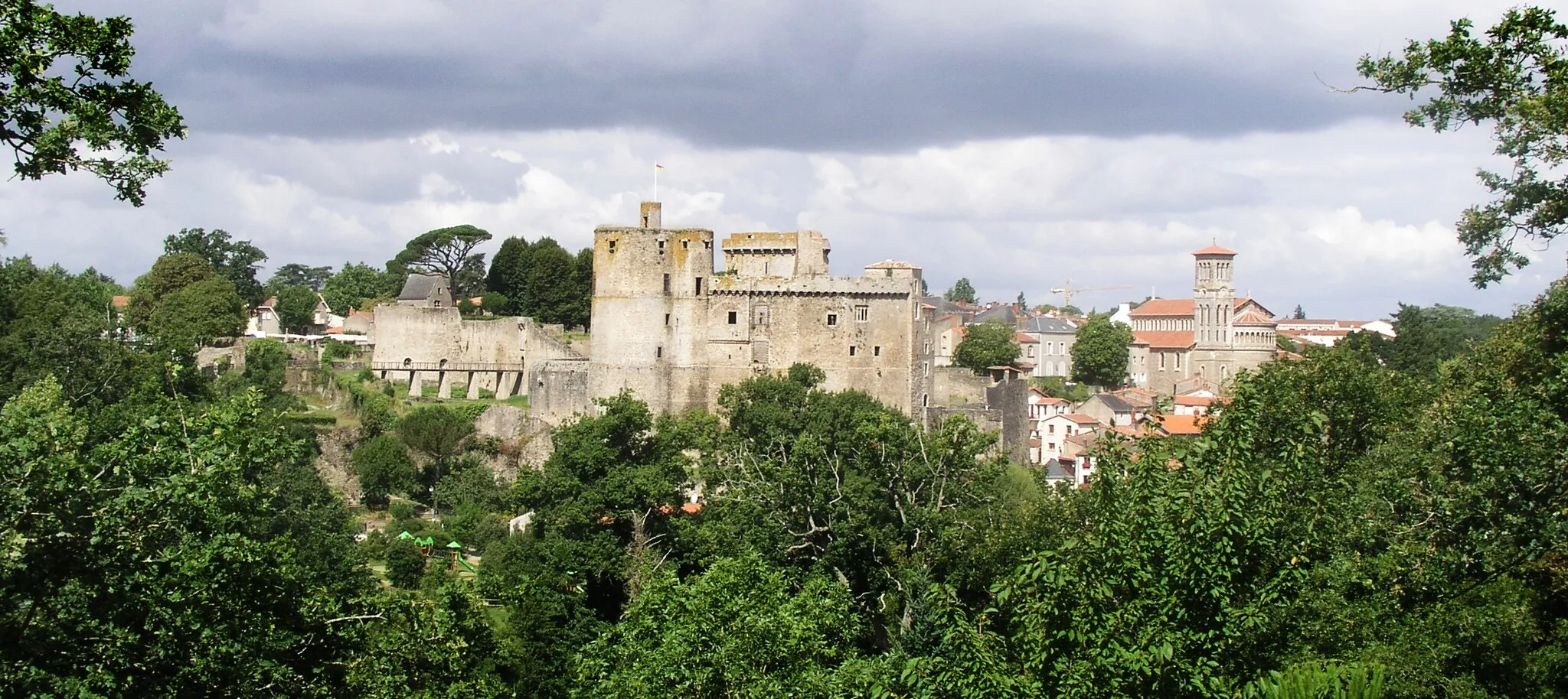 Photo showing: Clisson castle seen from Garenne-Lemot park, Gétigné, Loire-Atlantique, France.