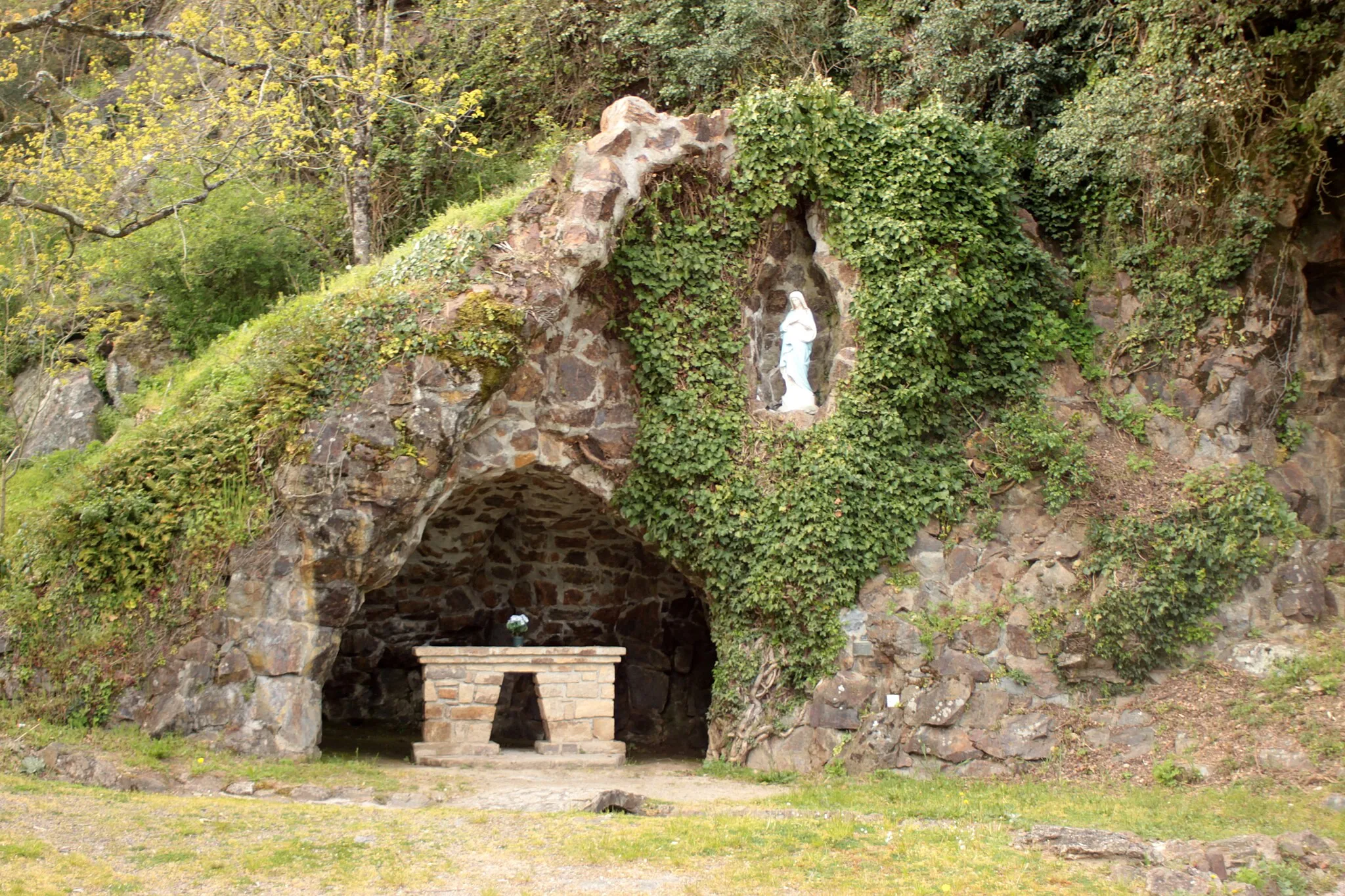 Photo showing: Réplique de la grotte de Lourdes, Fr-44-Corcoué-sur-Logne.