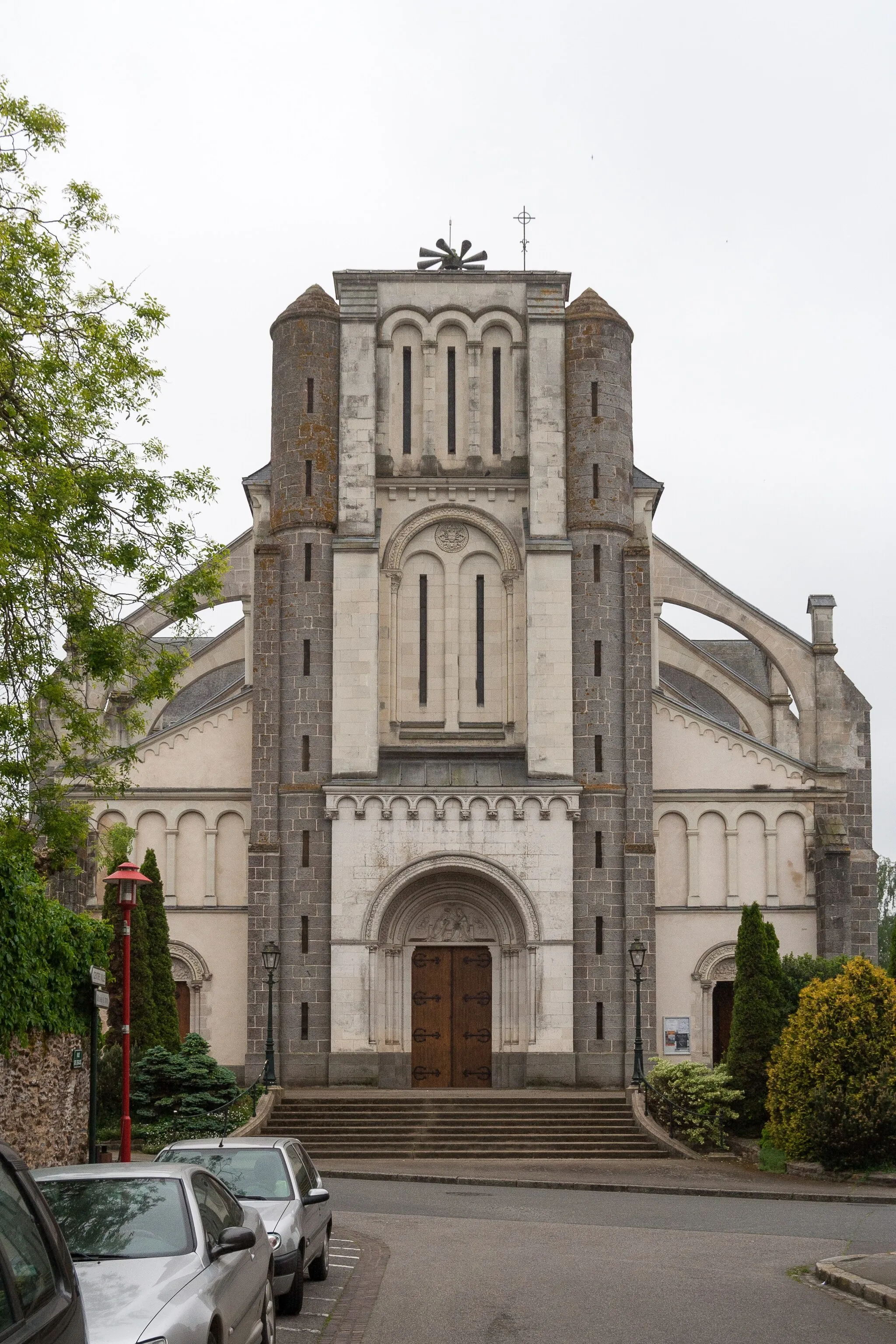 Photo showing: Church of Cossé-le-Vivien.