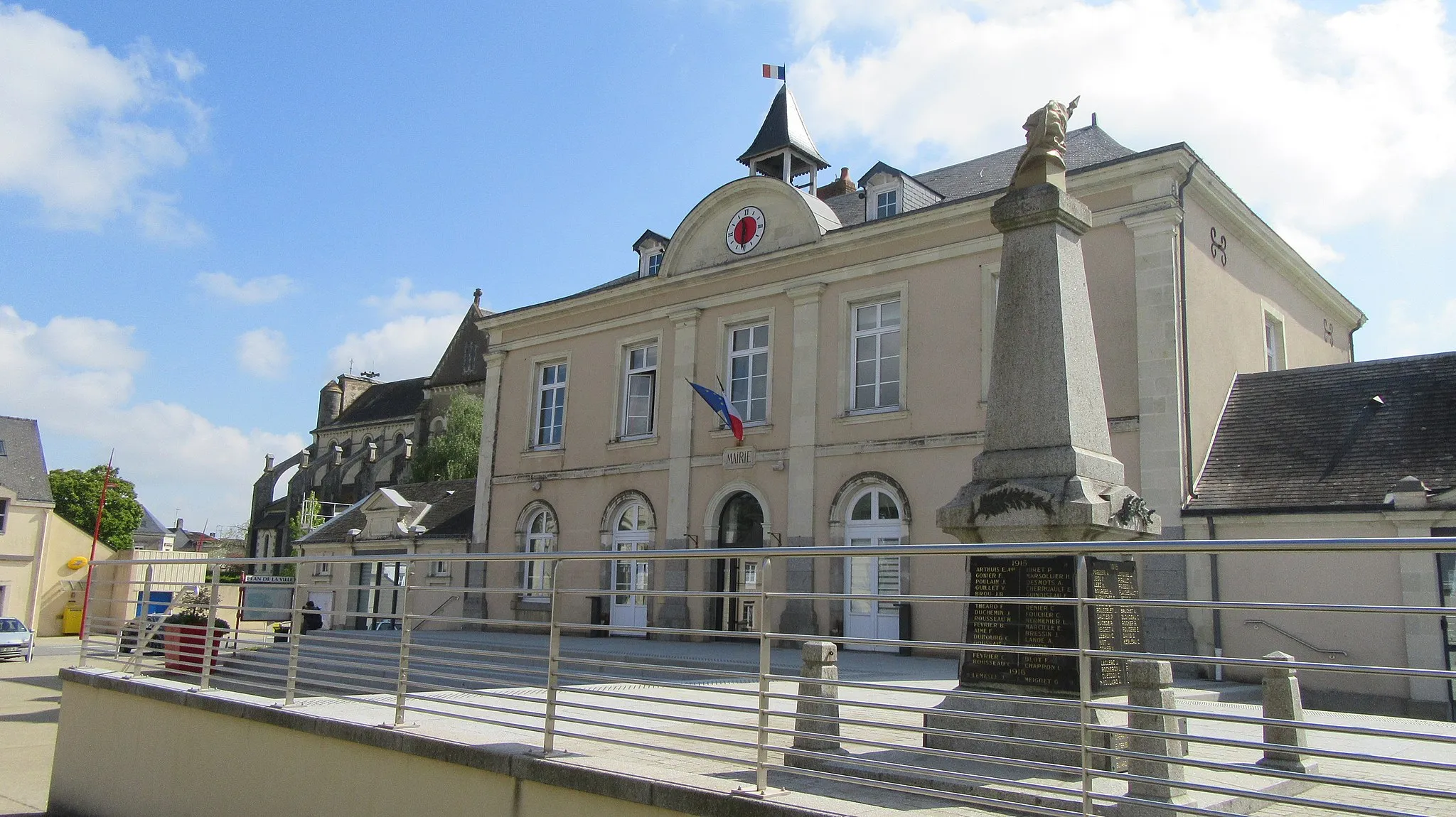 Photo showing: Town Hall of Cossé-le-Vivien, France