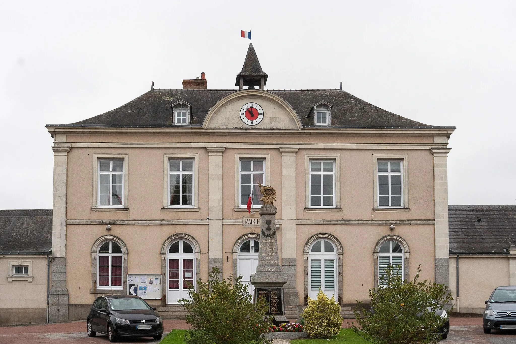 Photo showing: Town hall of Cossé-le-Vivien.